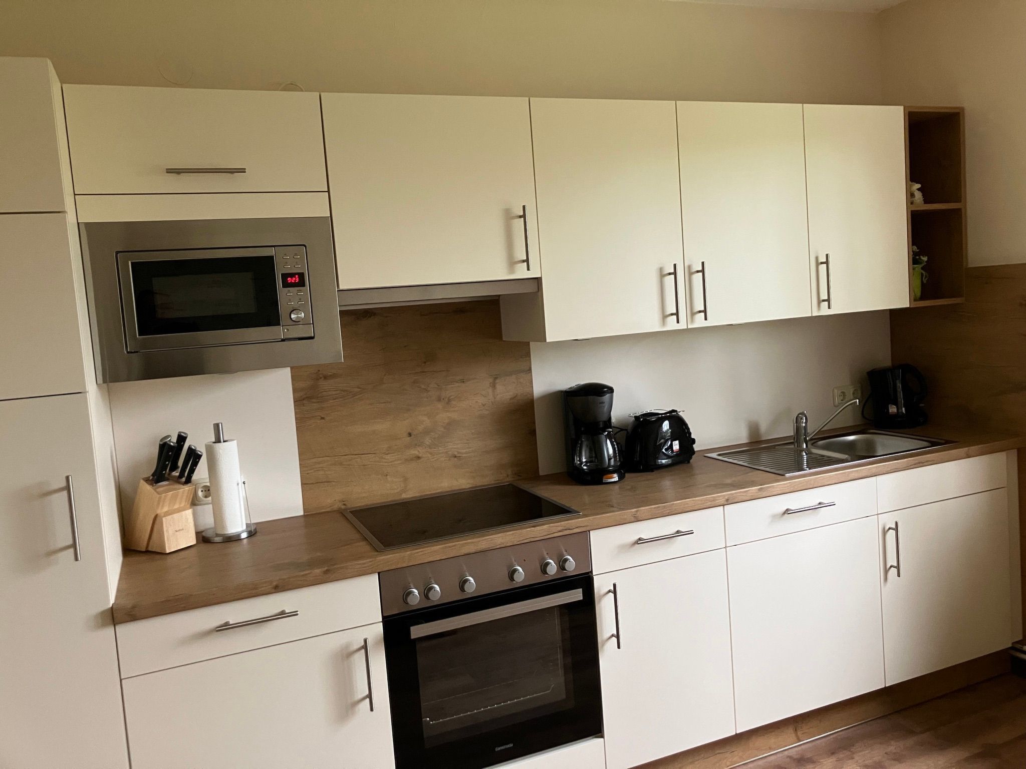 mit kleinem Garten und Grill