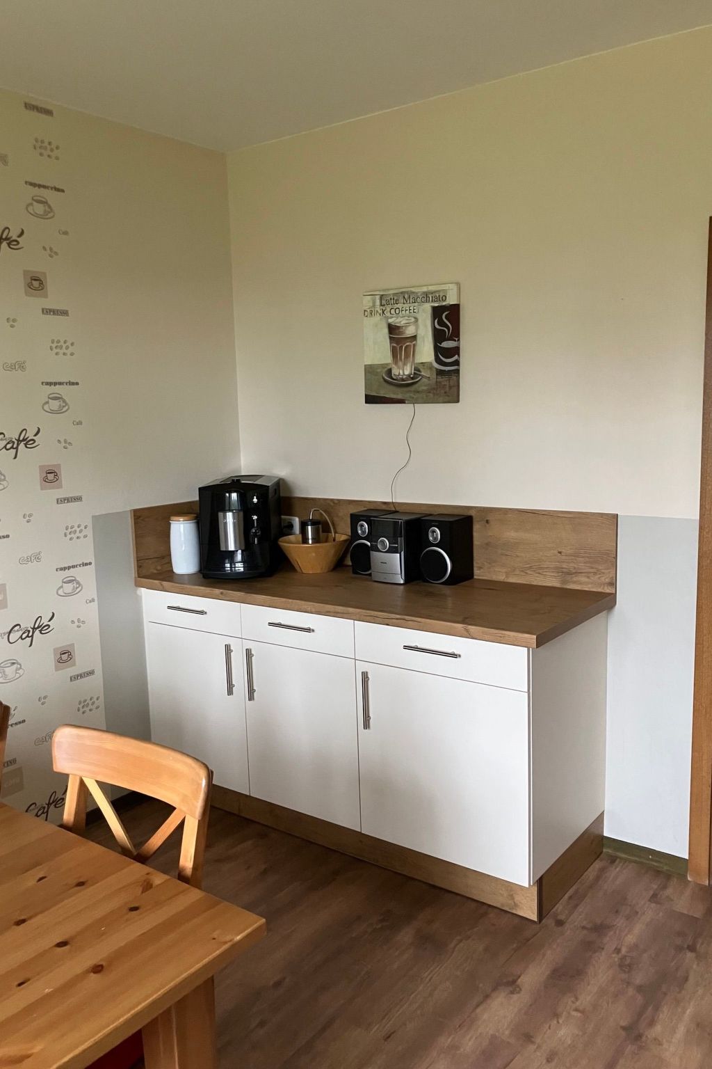 mit kleinem Garten und Grill