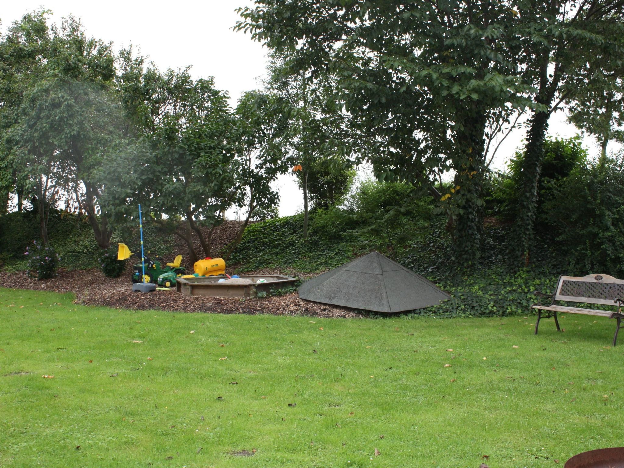 Mit kleinem Garten und Grill-Binnen