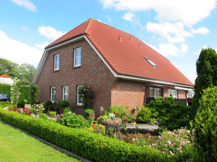 Appartement 3-kamers 50 m2 op 2 verdiepingen op de 1e verdieping. Gerenoveerd in 2019: Bovenverdieping: 1 kamer met afgeschuinde daken met 1 2-pers bed. Open keuken (oven, 4 keramische glas kookplaten..