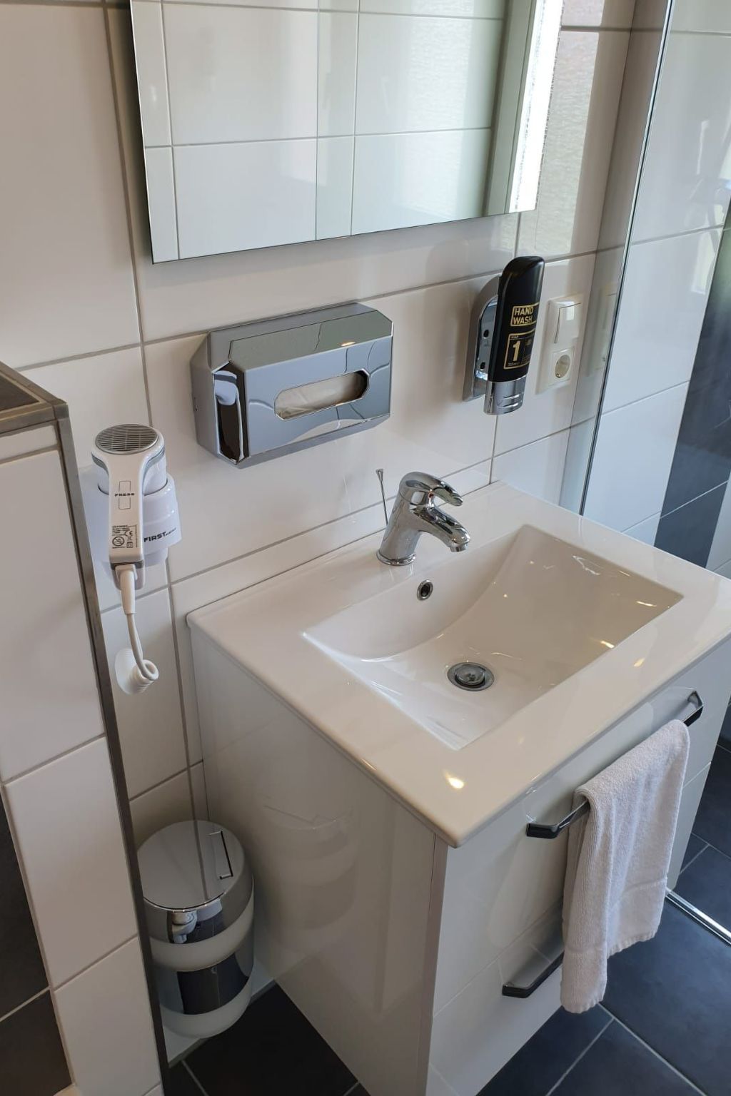 Kernsaniertes Apartment in ruhiger und zentraler Lage-Image-tags.info