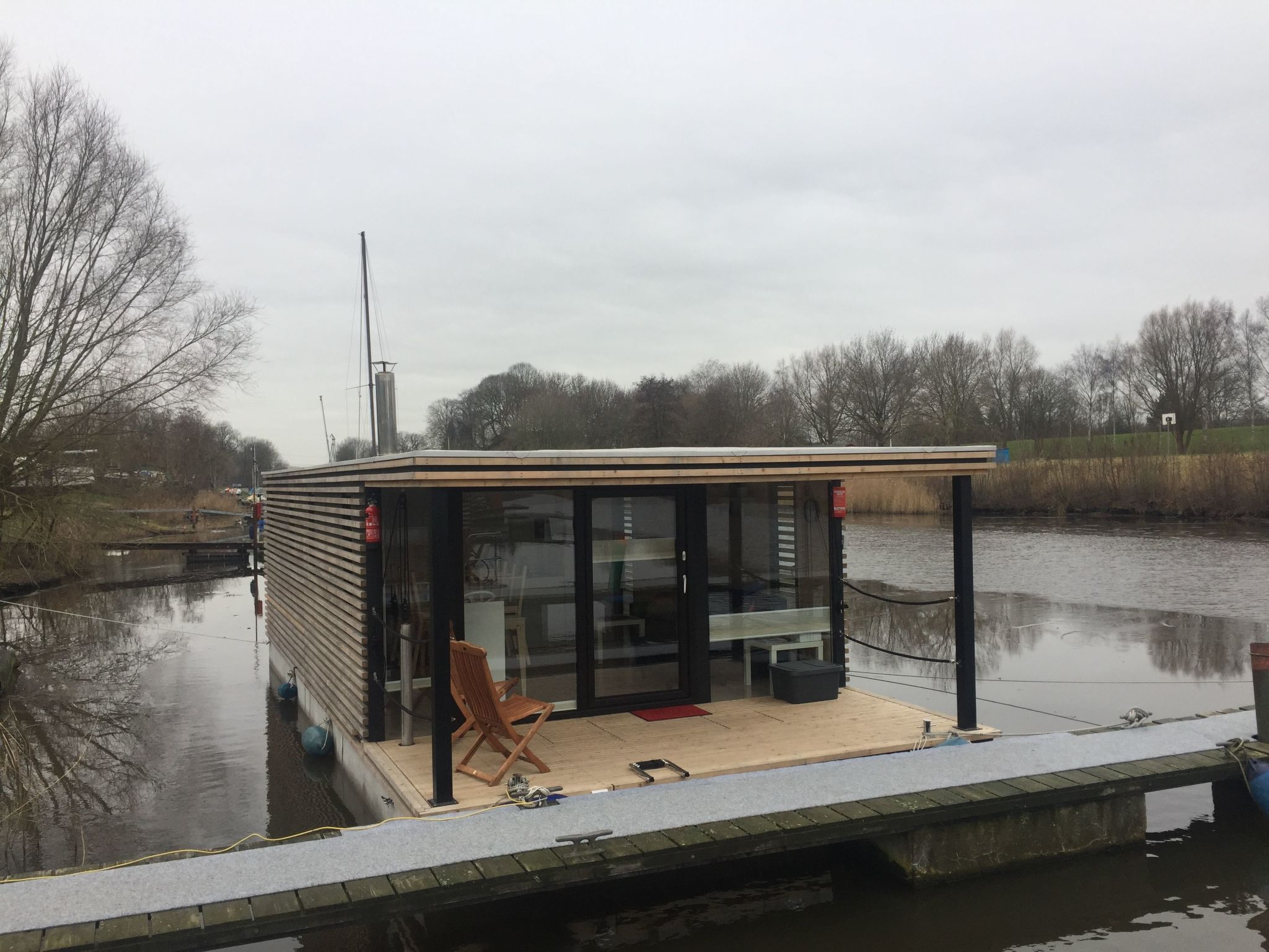 Hausboot für vier Personen mit Kamin und Terrasse