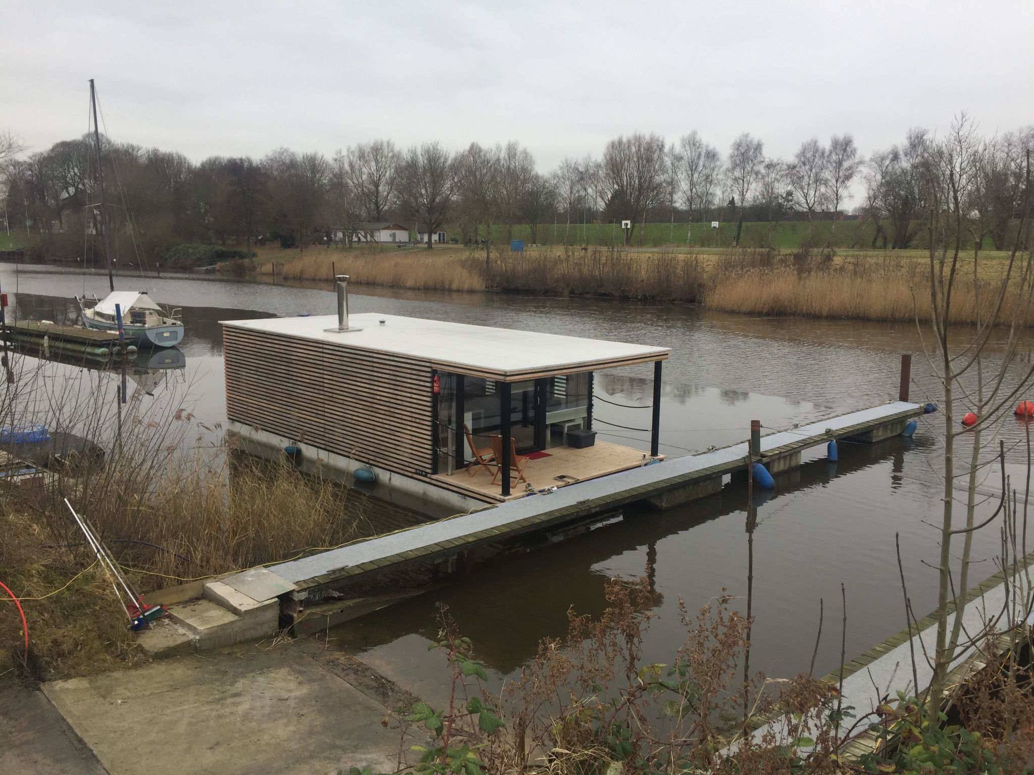 Hausboot für vier Personen mit Kamin und Terrasse