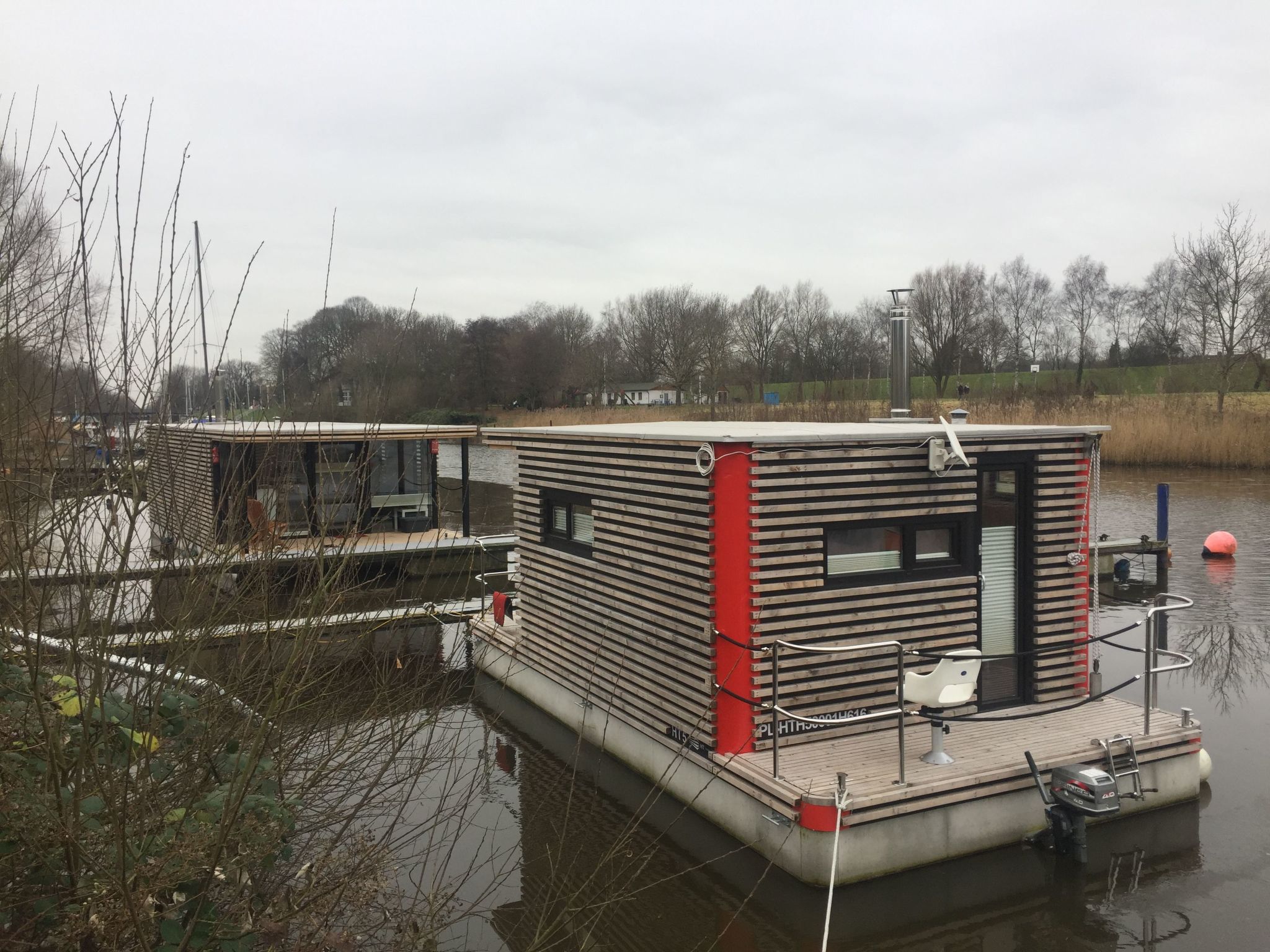 Hausboot für vier Personen mit Kamin und Terrasse