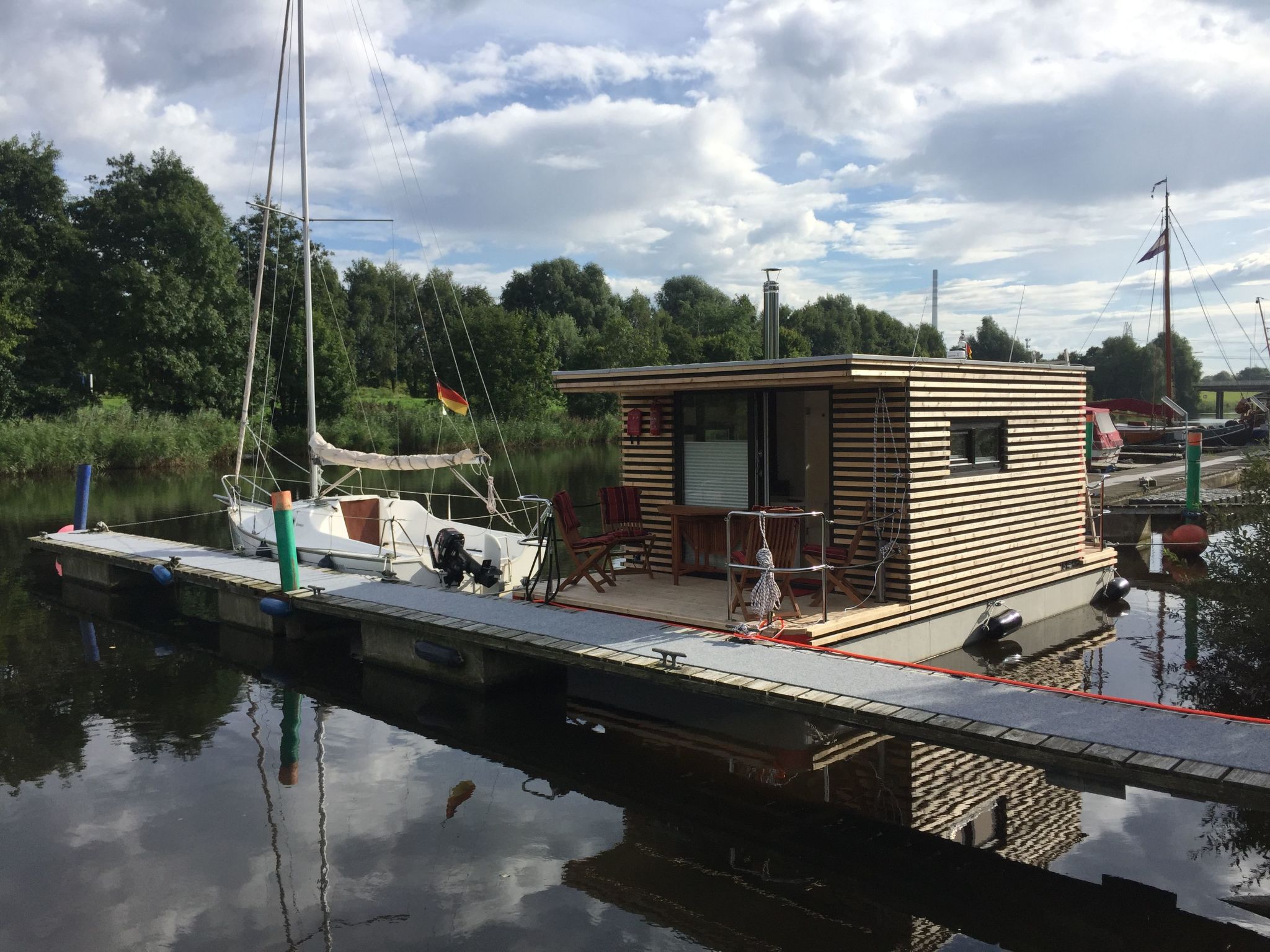 Hausboot für zwei Personen mit Kamin und Terrasse