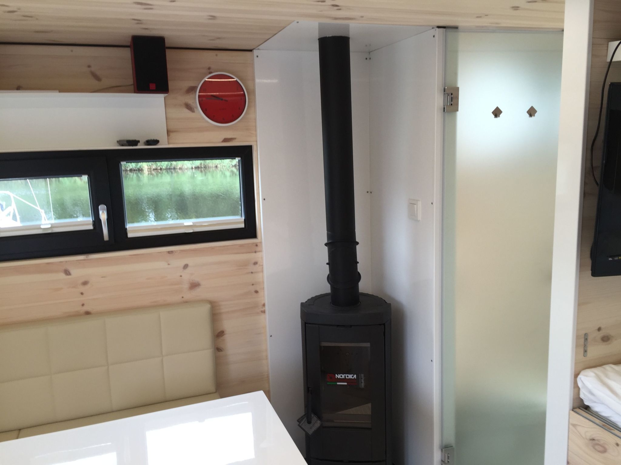 Hausboot für zwei Personen mit Kamin und Terrasse-Image-tags.info