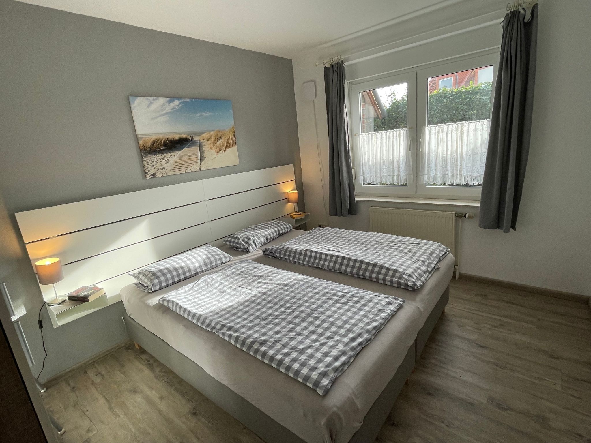 Sonnige Ferienwohnung mit großem Garten-Dedans