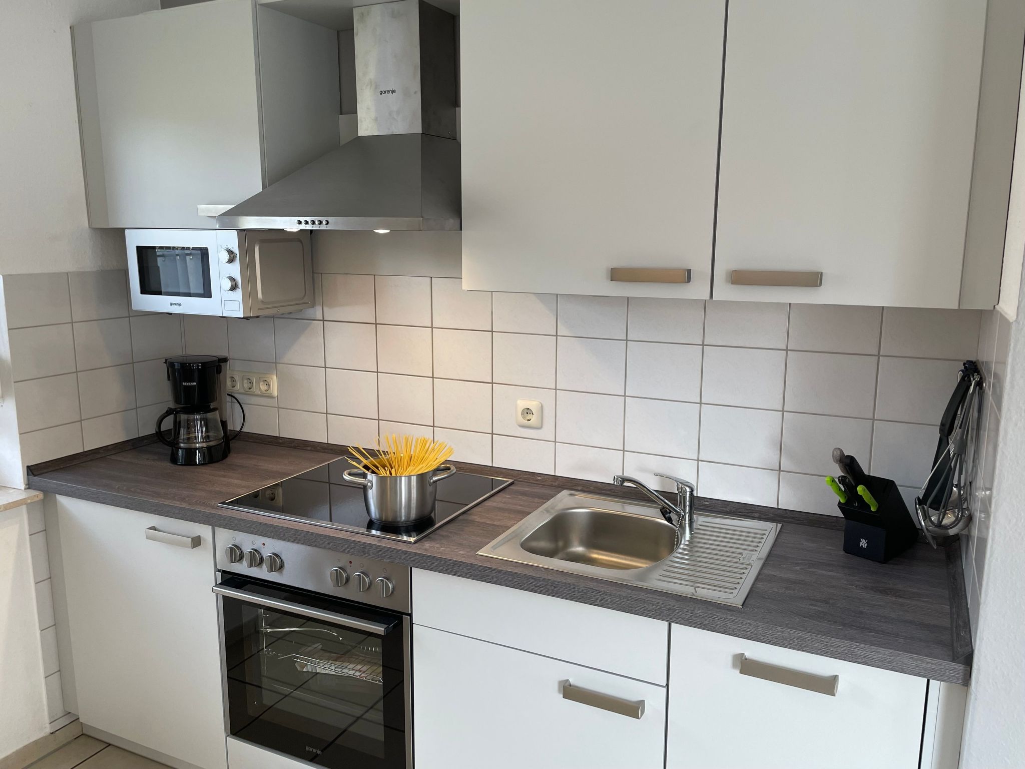 Sonnige Ferienwohnung mit großem Garten-Dedans