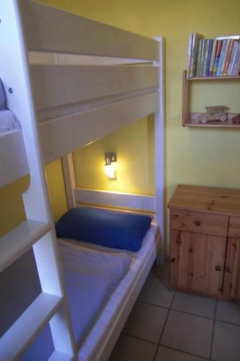 Sonnige Ferienwohnung mit großem Garten-Dedans