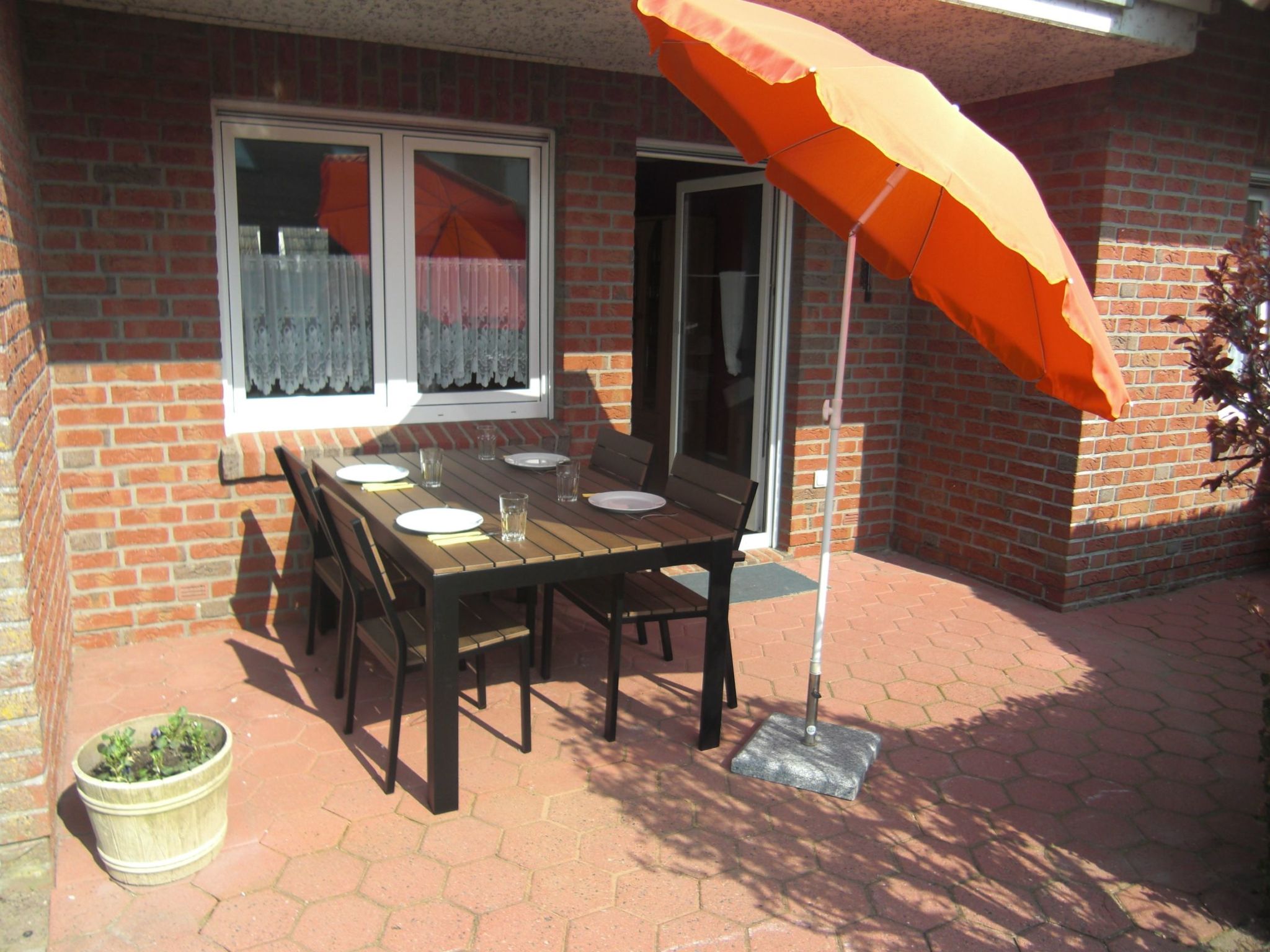 Sonnige Ferienwohnung mit großem Garten-Dedans