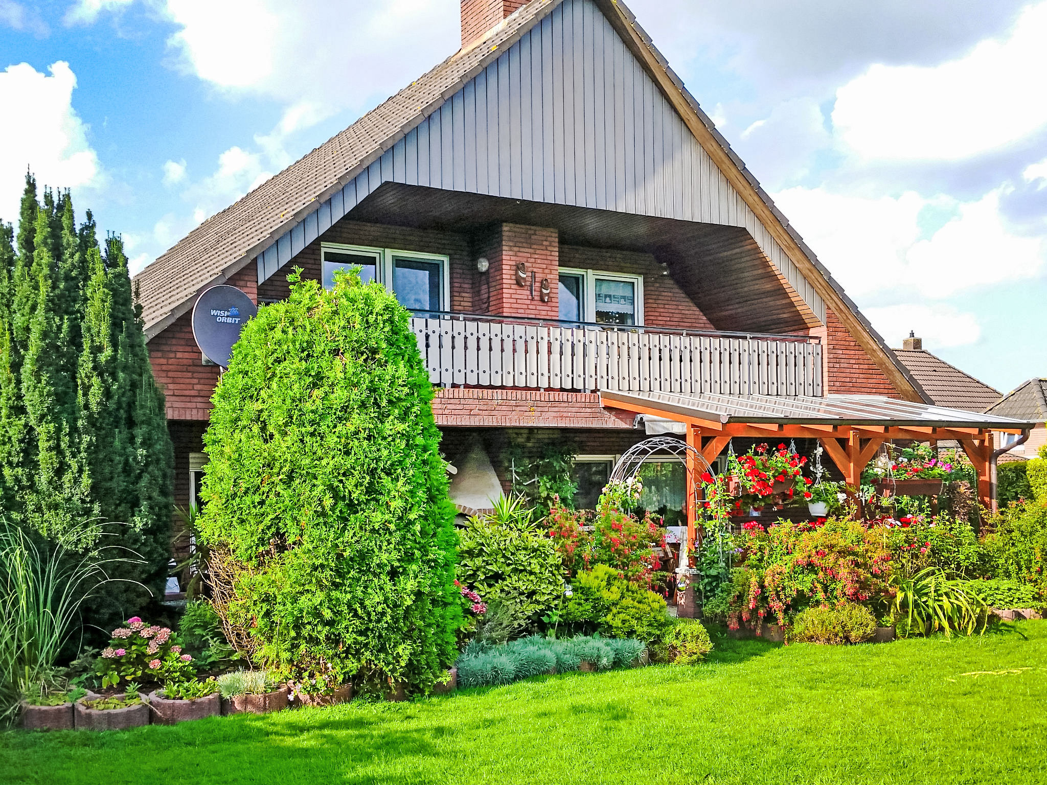 Appartement 3-kamers 80 m2, op de bovenverdieping. Smaakvol en gezellig ingericht: woonkamer 22 m2 met Sat-TV (Flatscreen TV), radio en CD-speler. Uitgang naar het balkon. 1 kamer 16 m2 met 2 bedden (..