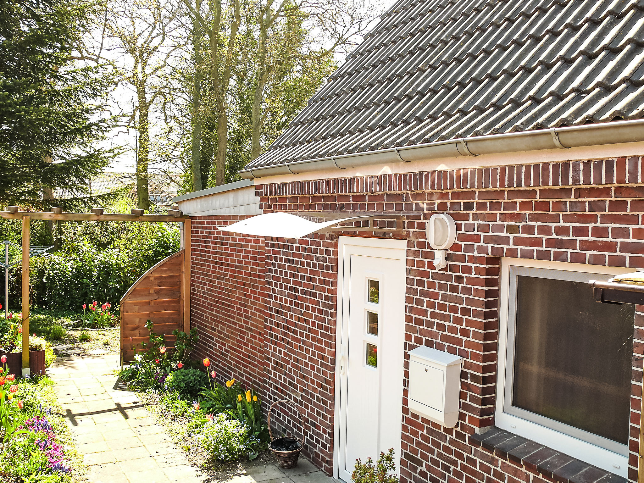 Huis 3-kamers 32 m2 op 2 verdiepingen, op de begane grond. Het objekt is geschikt voor 2 volwassenen + 2 kinderen. Gezellig ingericht: woon-/eetkamer 10 m2 met Sat-TV (Flatscreen TV), radio en CD-spel..