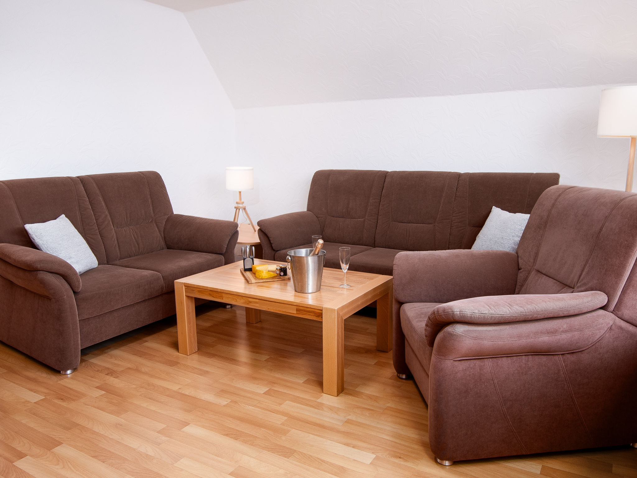 "Ferienwohnung Schäfer", appartement 3-kamers op de 1e verdieping. Gedeeltelijk afgeschuinde daken, gezellig ingericht: woonkamer met Kabel-TV (Flatscreen TV). 1 kamer met 1 2-pers bed. 1 kamer met 2..