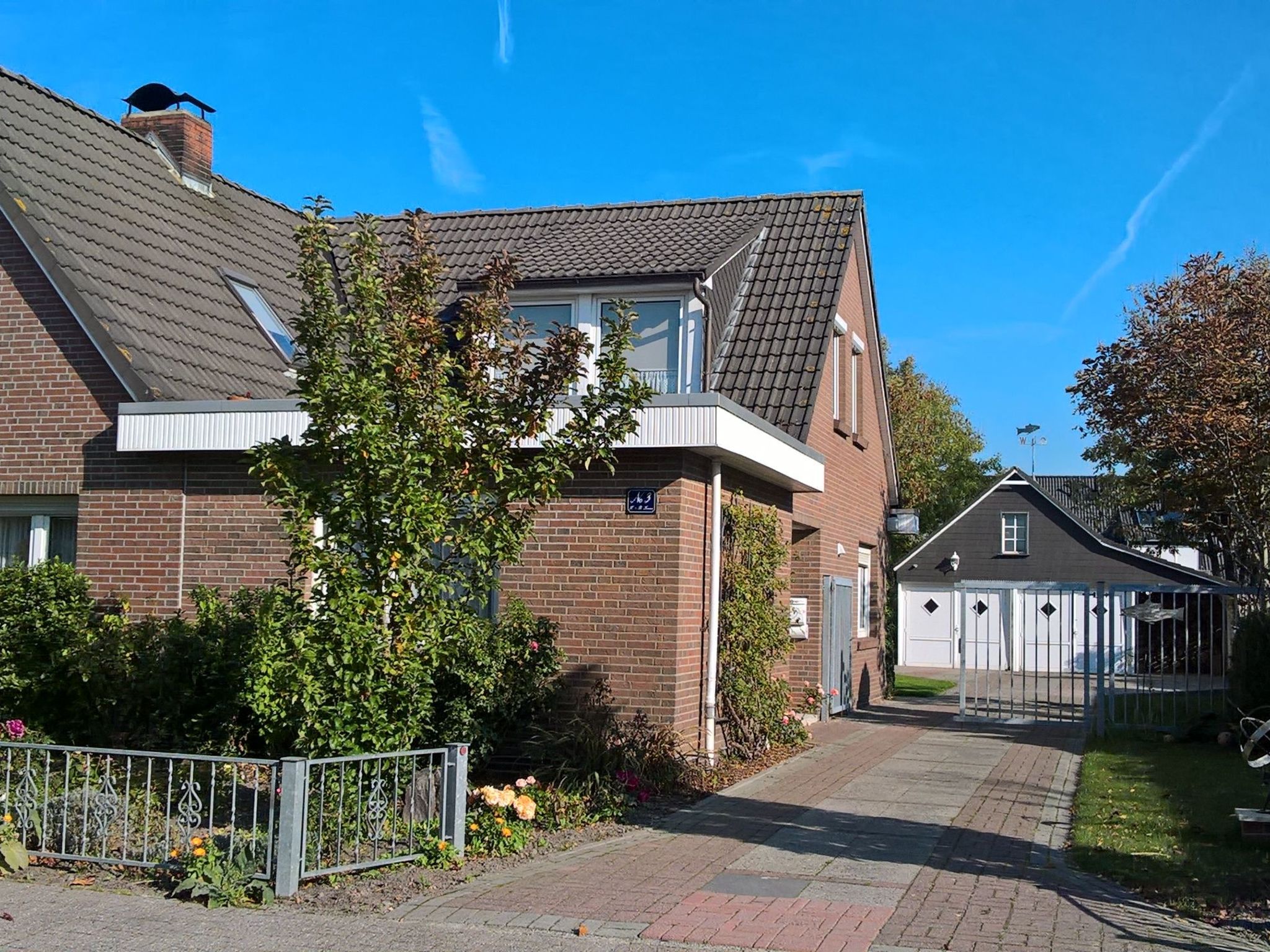 Mit Garten und Gartenhaus