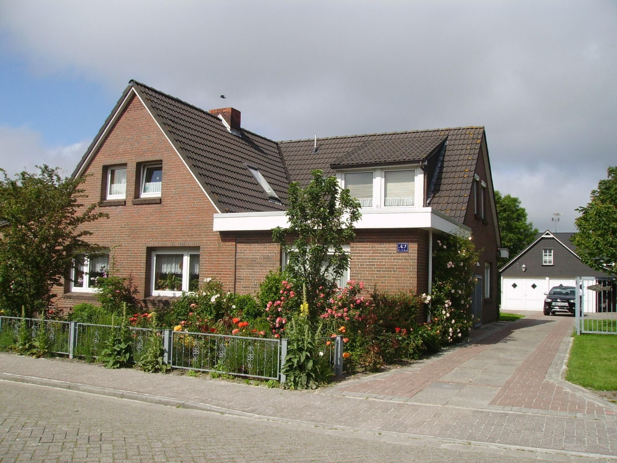 Mit Garten und Gartenhaus