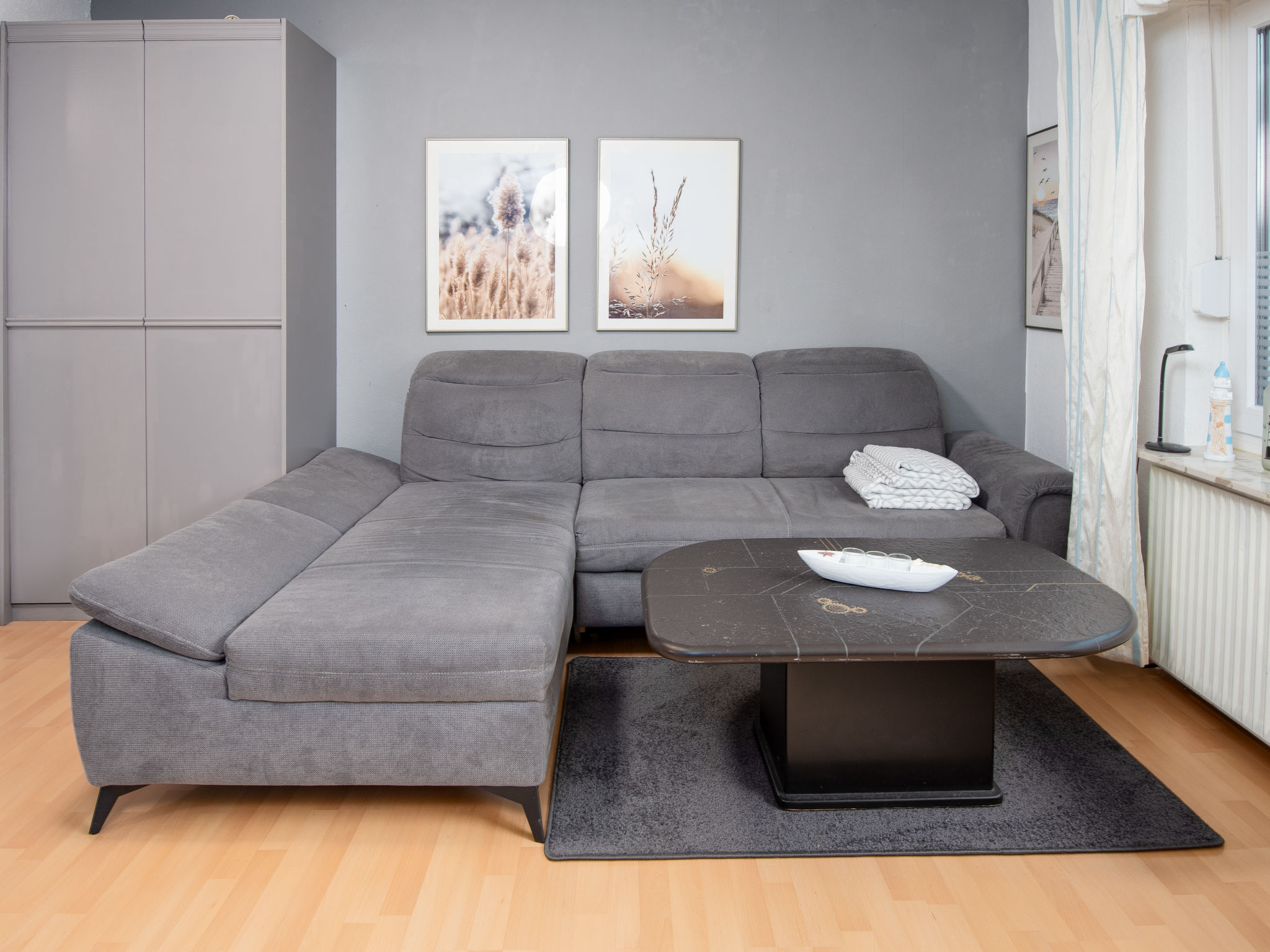 Huis in een rij 3-kamers 75 m2 op 2 verdiepingen. Gezellig ingericht: woon-/eetkamer met Sat-TV (Flatscreen TV), radio. Uitgang naar het terras. Kookhoek (oven, 4 keramische glas kookplaten, broodroos..