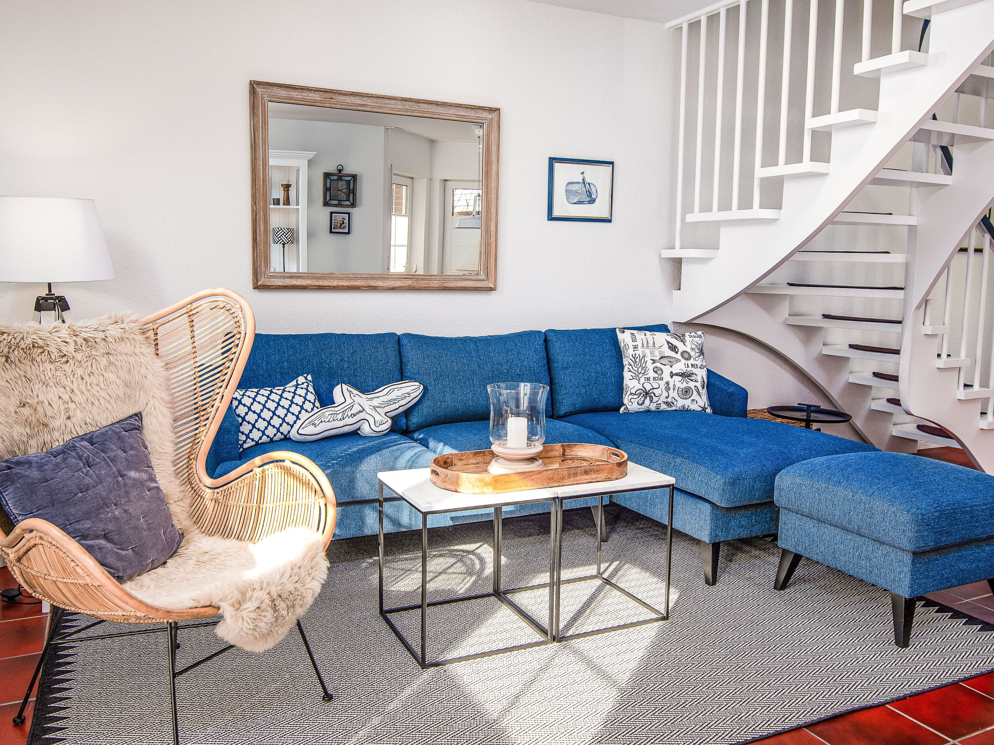 Halfvrijstaand huis 3-kamers 80 m2 op 2 verdiepingen, op de begane grond. Licht, modern en stijlvol ingericht: woon-/eetkamer 33 m2 met Sat-TV (Flatscreen TV). Uitgang naar het terras. Kookhoek (oven,..