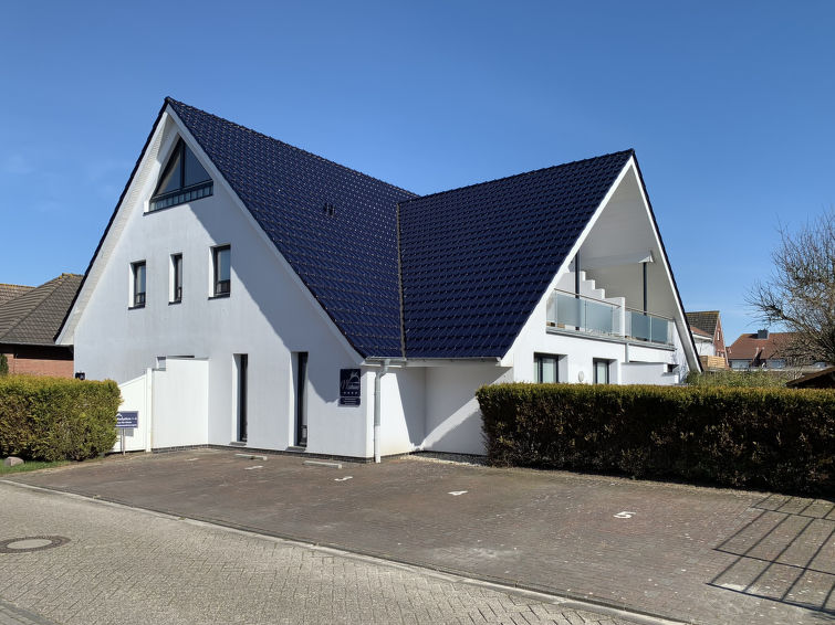 "Witthuus-Juist", appartement 3-kamers 52 m2, op de begane grond. Comfortabel en stijlvol ingericht: woon-/eetkamer 20 m2 met Sat-TV (Flatscreen TV), DVD. Uitgang naar het terras. 1 kamer 9 m2 met 1 2..