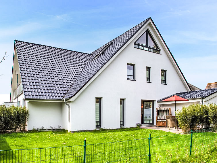 "Witthuus-Langeoog", appartement 3-kamers 74 m2 op de 1e verdieping. Gedeeltelijk afgeschuinde daken, comfortabel en stijlvol ingericht: woon-/eetkamer 25 m2 met Sat-TV (Flatscreen TV), DVD. Uitgang n..