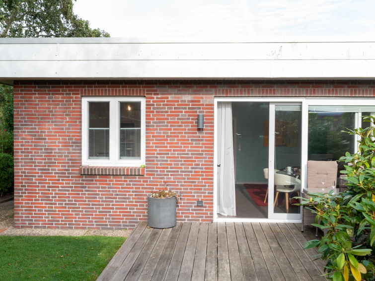 Huis in een rij 3-kamers 70 m2, op de begane grond. Smaakvol en gezellig ingericht: woon-/eetkamer met Sat-TV (Flatscreen TV), radio. Uitgang naar het terras. 1 kamer met 1 2-pers bed (2 x 90 cm, leng..