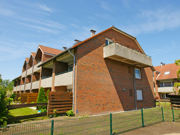"Woge", appartement 2-kamers 35 m2 op de 1e verdieping. Gezellig ingericht: woon-/eetkamer 18 m2 met Sat-TV (Flatscreen TV), video en stereo-installatie. Uitgang naar het balkon. 1 kamer 9 m2 met 1 2-..