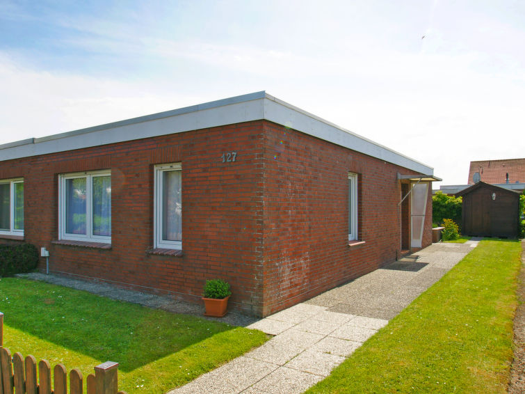 "Störtebeker", huis in een rij 3-kamers 56 m2, op de begane grond. Woon-/eetkamer 20 m2 met Sat-TV (Flatscreen TV), radio. 1 kamer 10 m2 met 1 2-pers bed (2 x 90 cm, lengte 200 cm). 1 kamer 7 m2 met ..