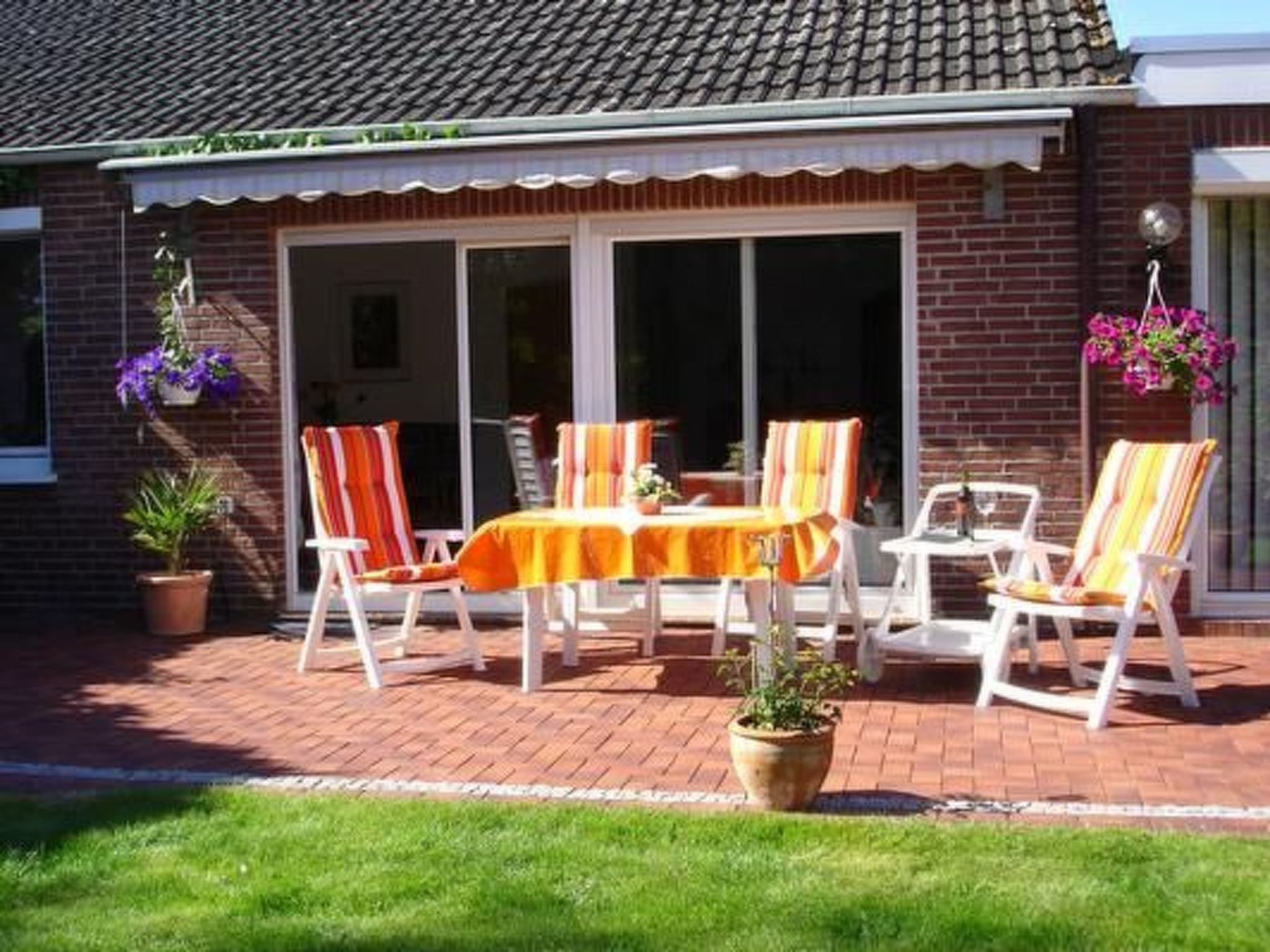 In Hage mit Garten, Terrasse und Grill-Binnen