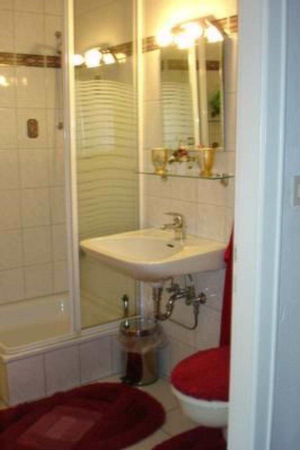 In Hage mit Garten, Terrasse und Grill-Binnen