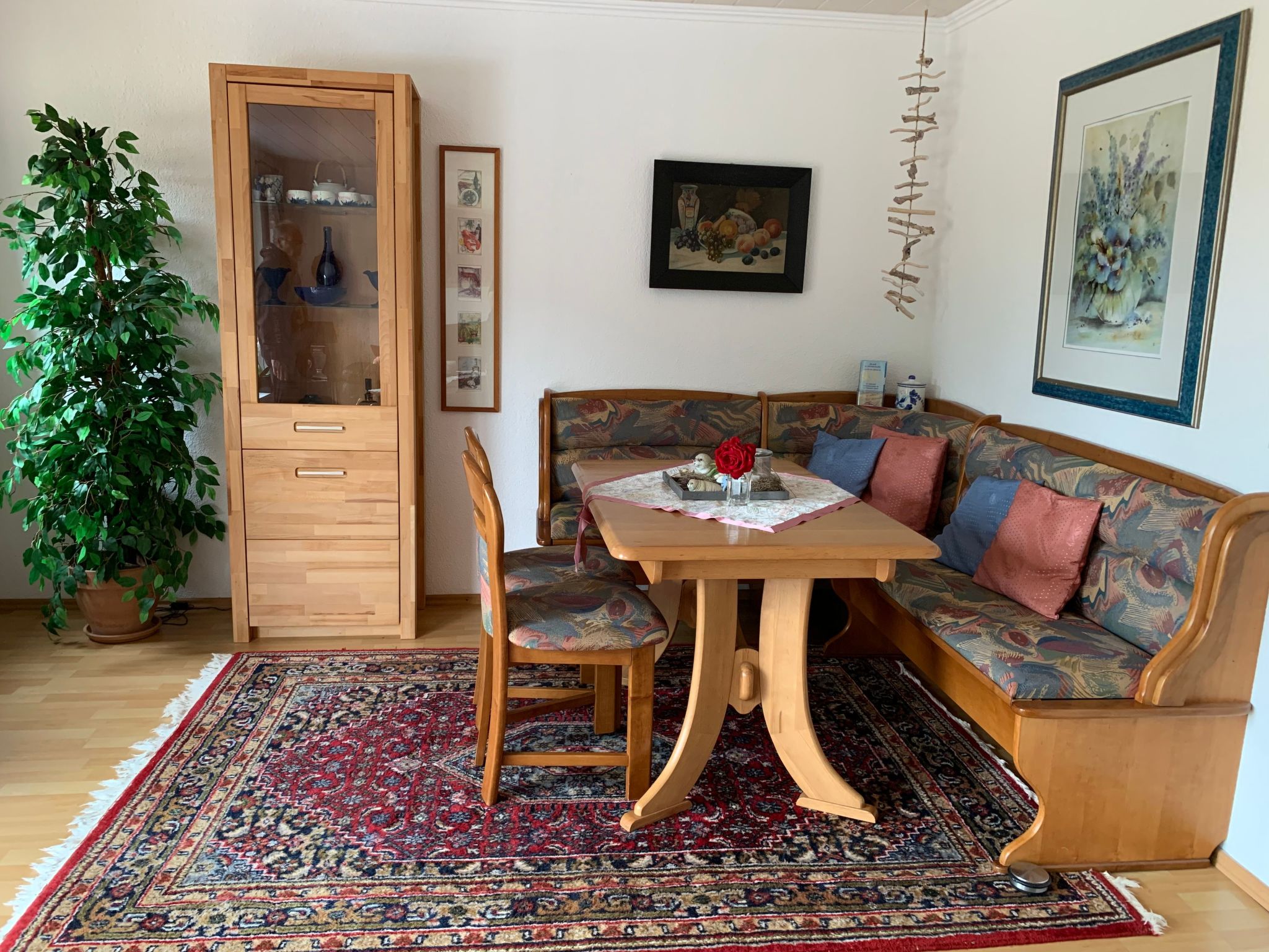 In Hage mit Garten, Terrasse und Grill-Binnen