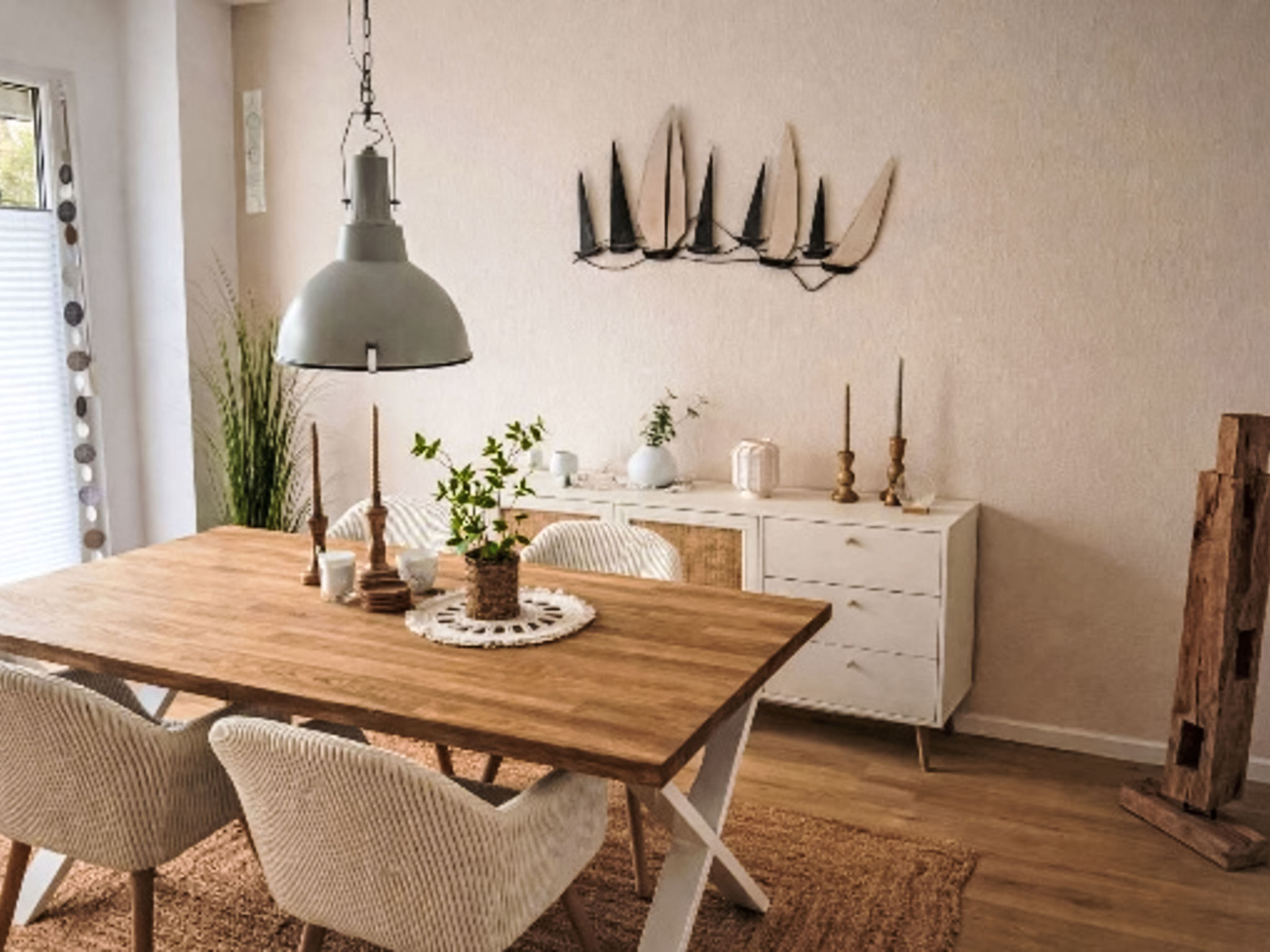 Huis 3-kamers 100 m2. Woonkamer met TV. 1 kamer met 1 2-pers bed. 1 kamer met 2 x 1 stapelbedden. Open keuken (oven, afwasmachine, 4 keramische glas kookplaten, broodrooster, waterkoker, magnetron, el..