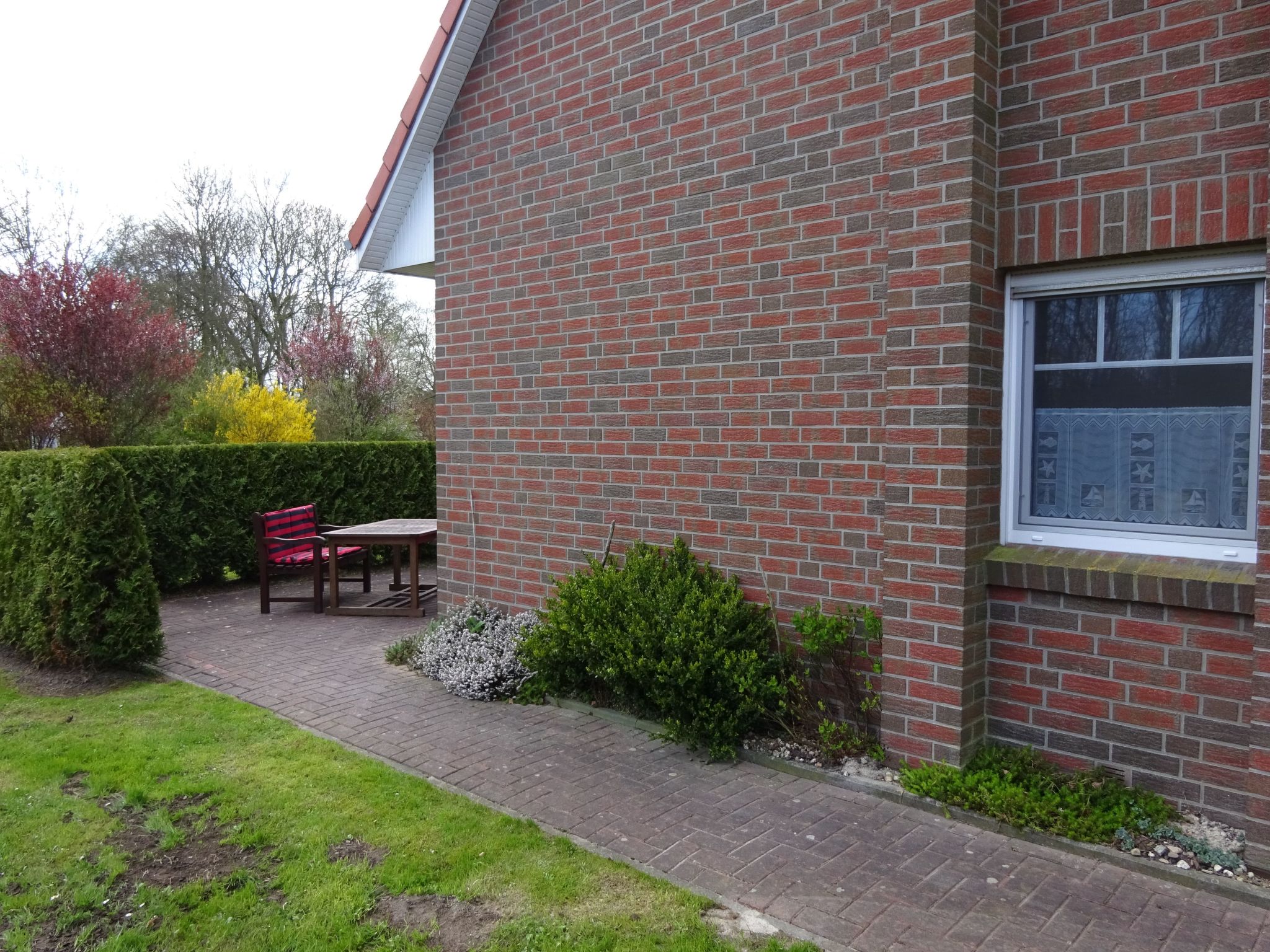 Komfortable Doppelhaushälfte und großem Garten-Binnen