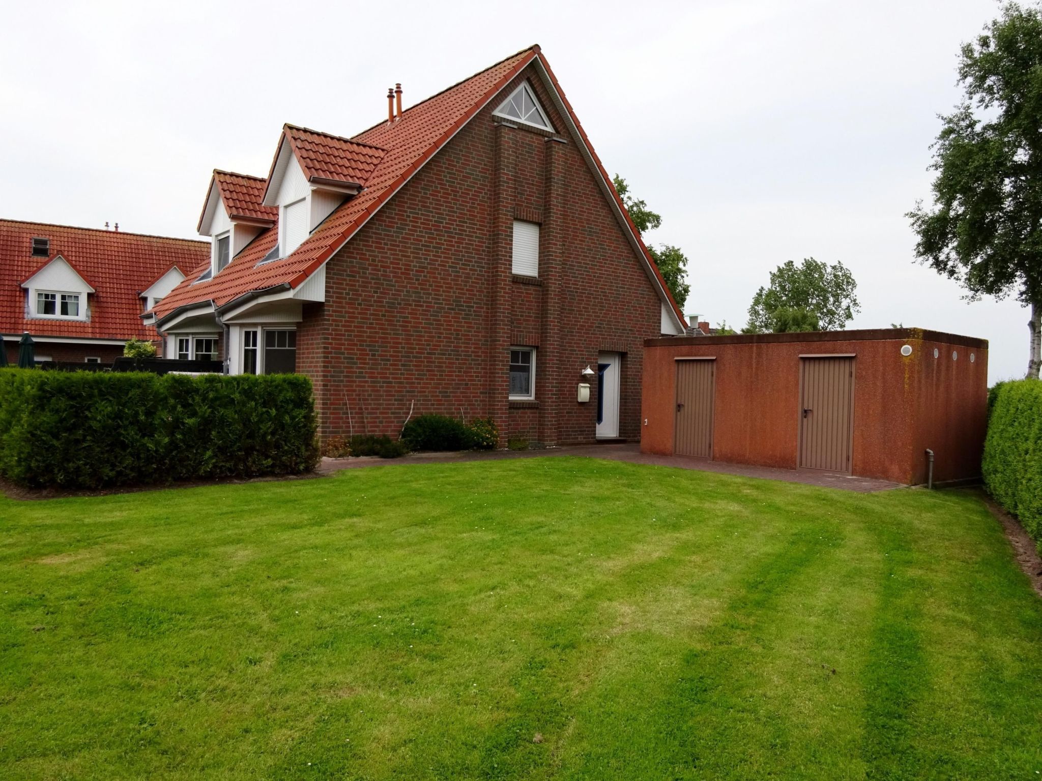 Komfortable Doppelhaushälfte und großem Garten-Binnen