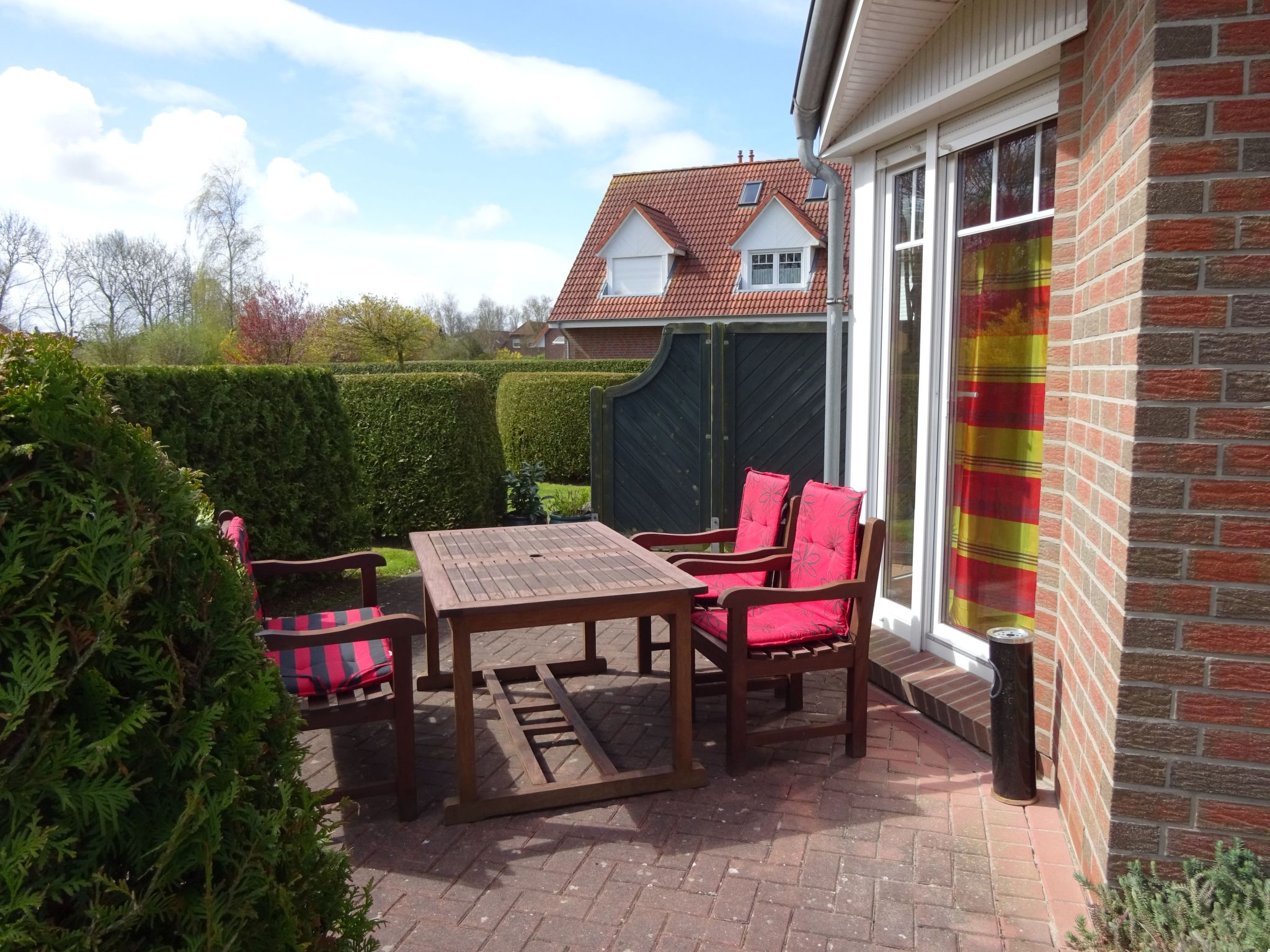 Komfortable Doppelhaushälfte und großem Garten-Binnen