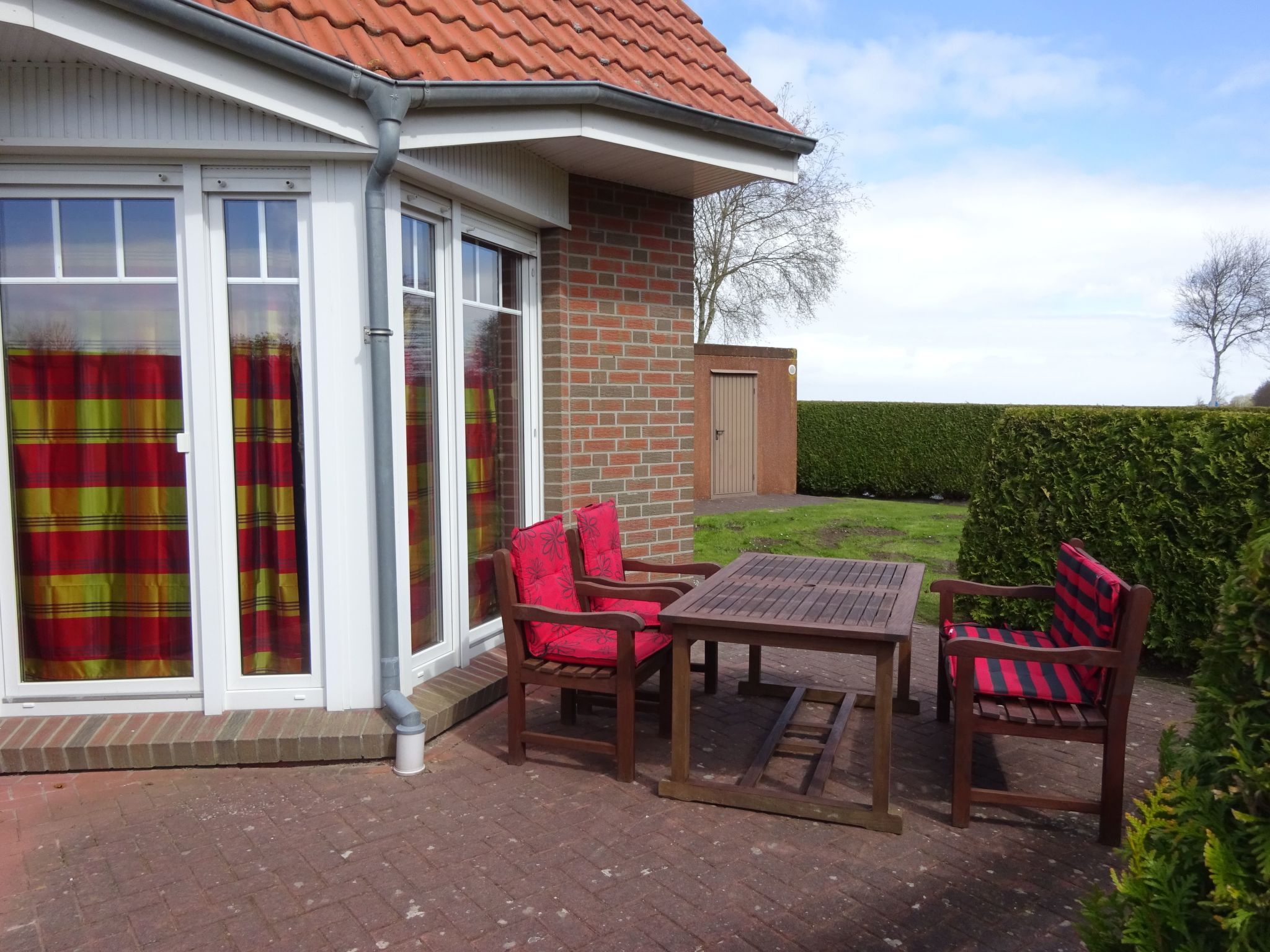 Komfortable Doppelhaushälfte und großem Garten-Binnen