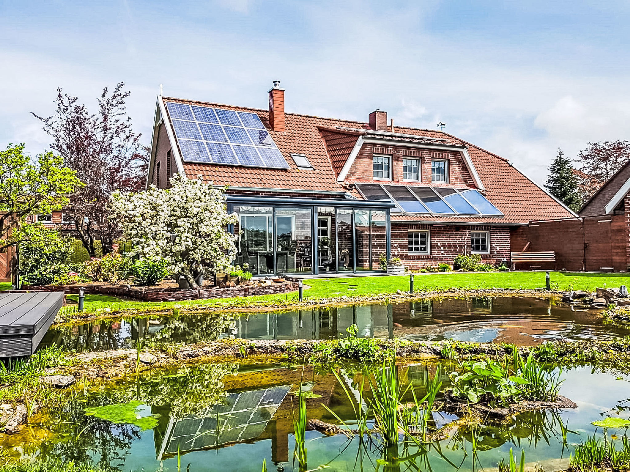 "Teichblick", appartement 3-kamers 85 m2, op de bovenverdieping. Comfortabel en smaakvol ingericht: woonkamer met Kabel-TV (Flatscreen TV). Eetkamer. 1 kamer met 1 2-pers bed. Groot keuken (oven, afwa..