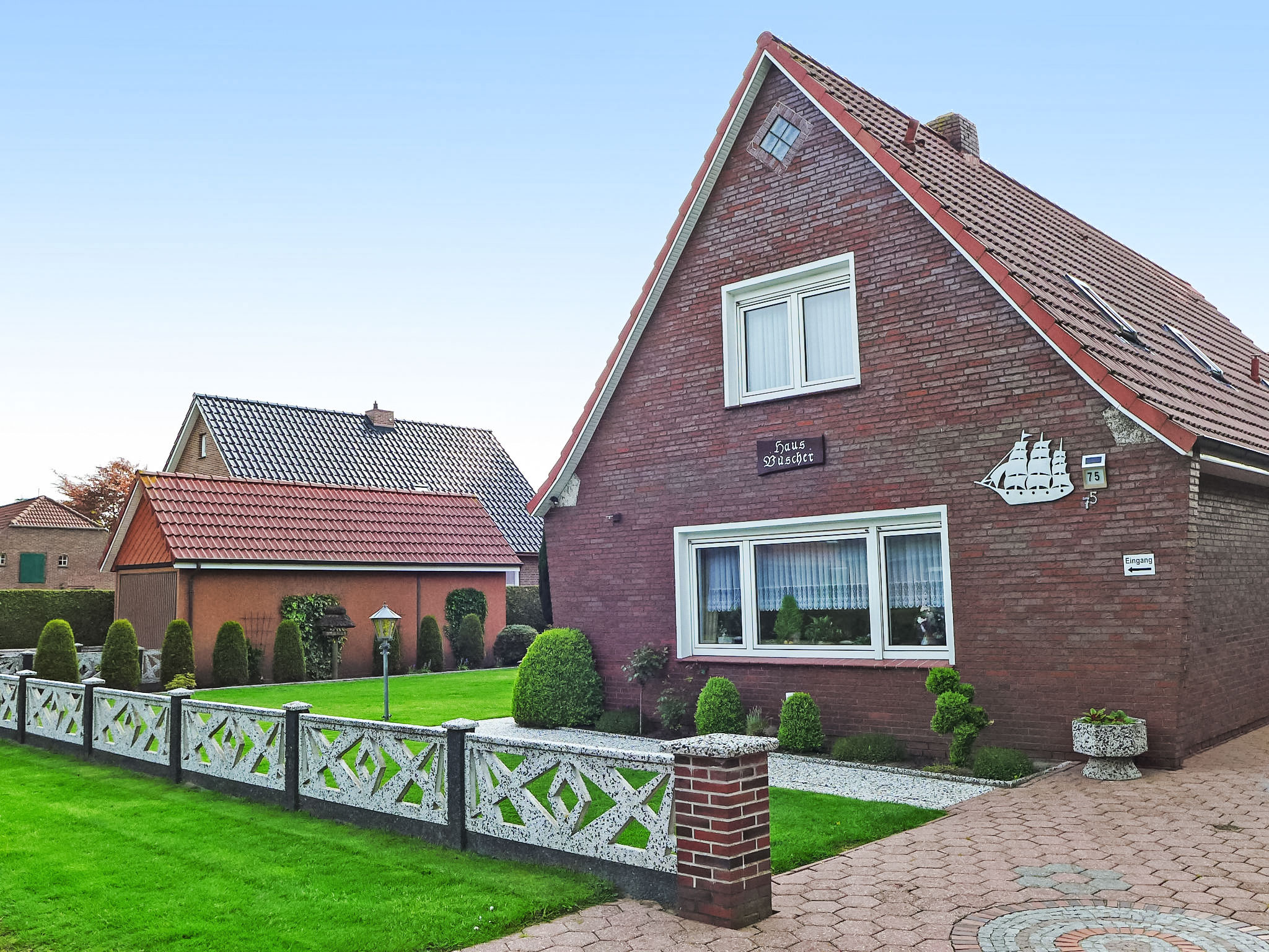 Appartement 2-kamers 30 m2, op de bovenverdieping. Gedeeltelijk afgeschuinde daken: woonkamer 6 m2 met Sat-TV (Flatscreen TV). 1 kamer 12 m2 met 1 2-pers bed (2 x 100 cm, lengte 200 cm). Kleine keuken..