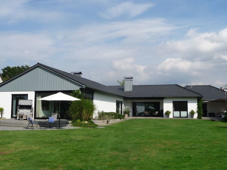 Großzügiges Haus mit traumhafter Gartenanlage