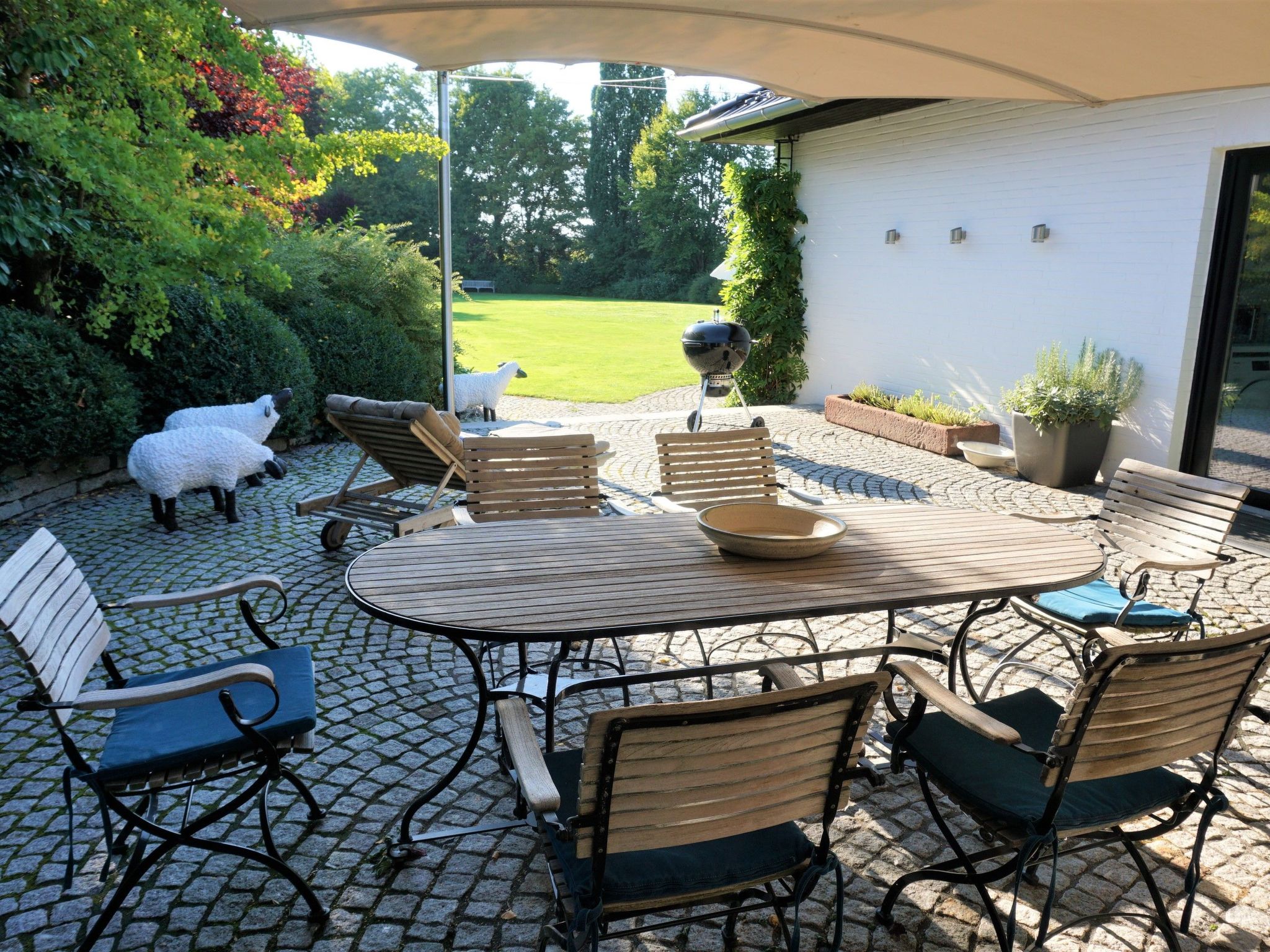 Großzügiges Haus mit traumhafter Gartenanlage-Binnen