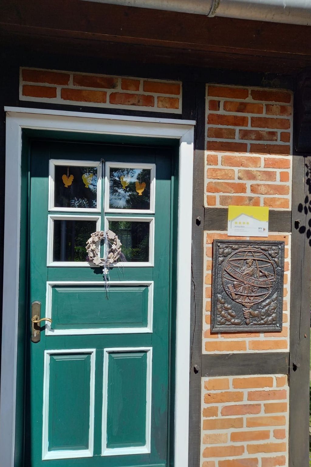 Haus Elbrose inmitten von Rosen mit Elbdeichzugang-Binnen