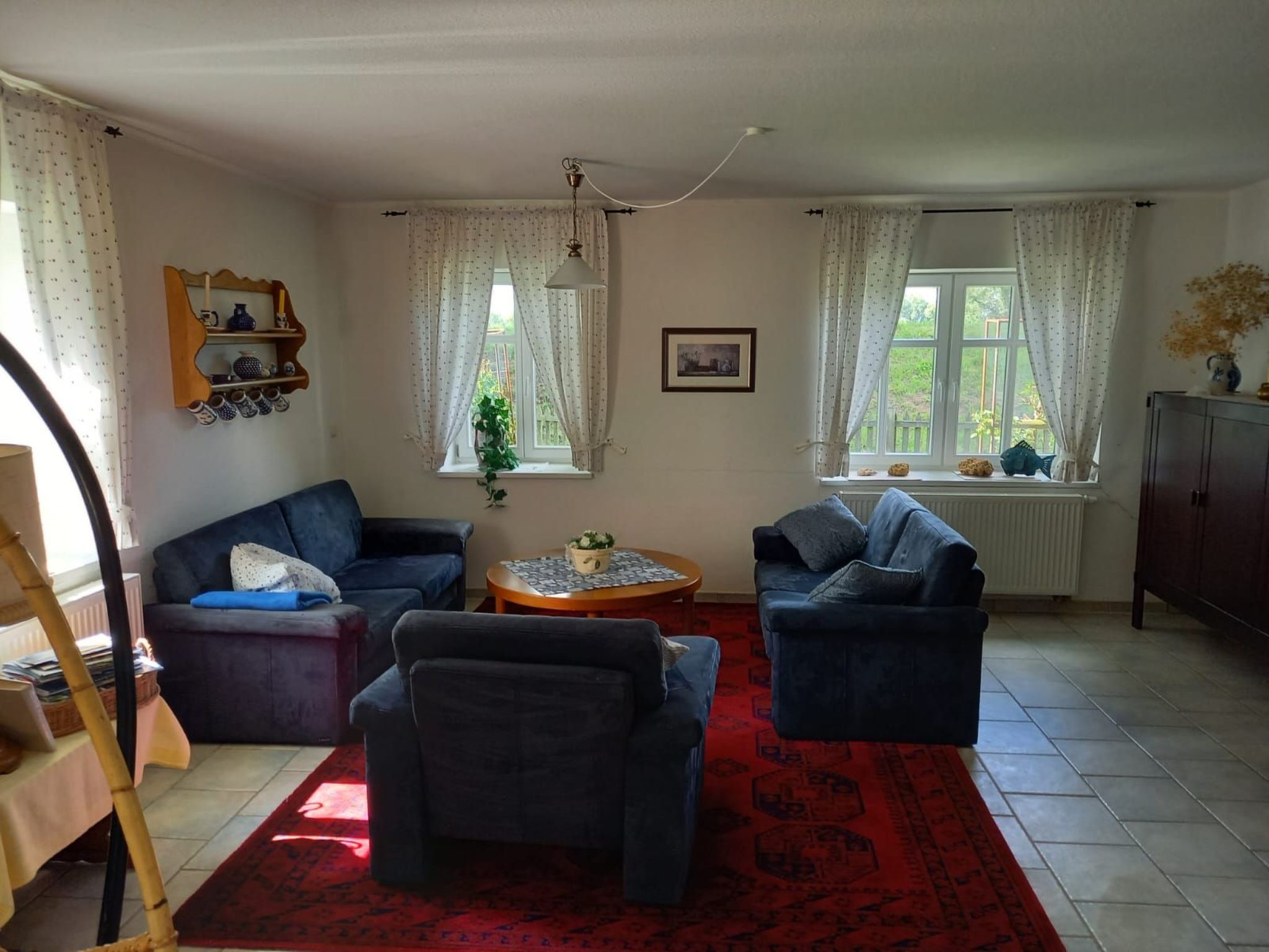 Haus Elbrose inmitten von Rosen mit Elbdeichzugang-Binnen