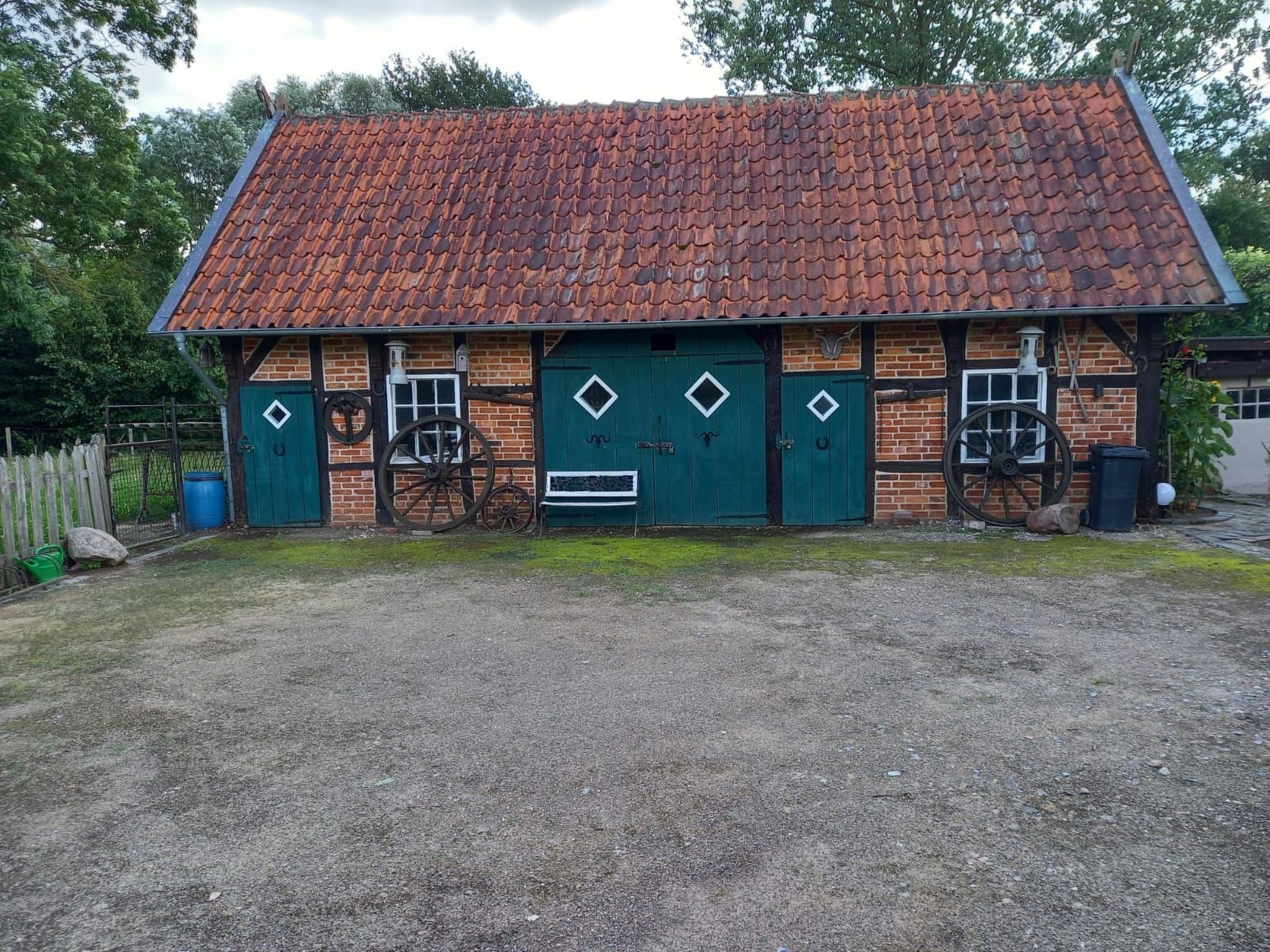 Haus Elbrose inmitten von Rosen mit Elbdeichzugang-Binnen