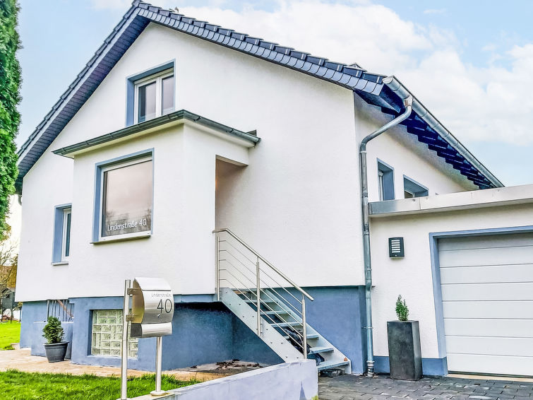 "Lindenstraße", appartement 2-kamers 55 m2, op de bovenste verdieping. Gerenoveerd in 2024, modern en gezellig ingericht: woon-/eetkamer met afgeschuinde daken met 1 divanbed, Sat-TV en Flatscreen TV..
