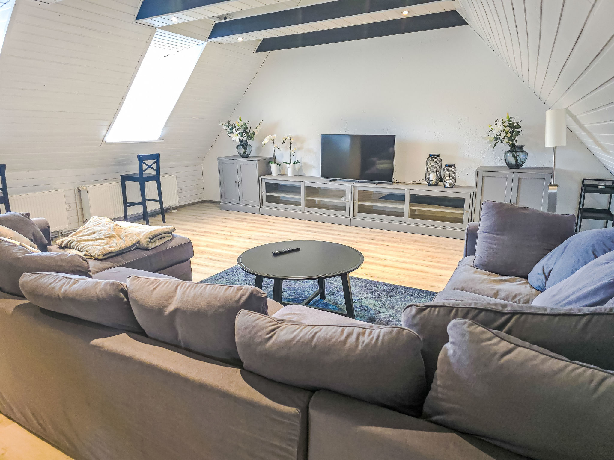 "Breite Straße", appartement 4-kamers 90 m2 op 2 verdiepingen, op de bovenste verdieping. Ruim: woonkamer met afgeschuinde daken met TV (Flatscreen TV). 2 kamers, elke kamer heeft 1 2-pers bed. 1 kam..