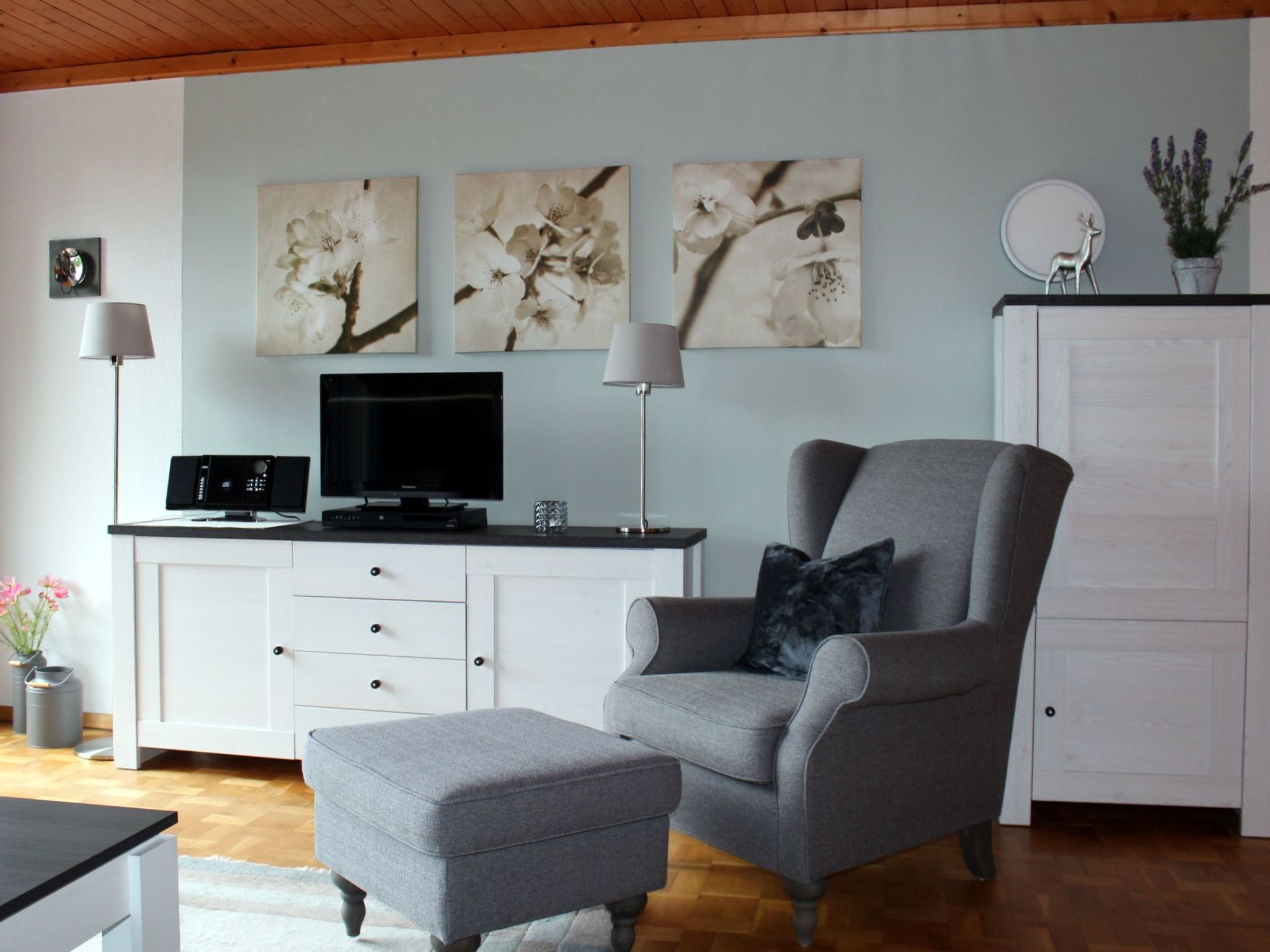 Moderne Ferienwohnung mit Balkon-Drinnen