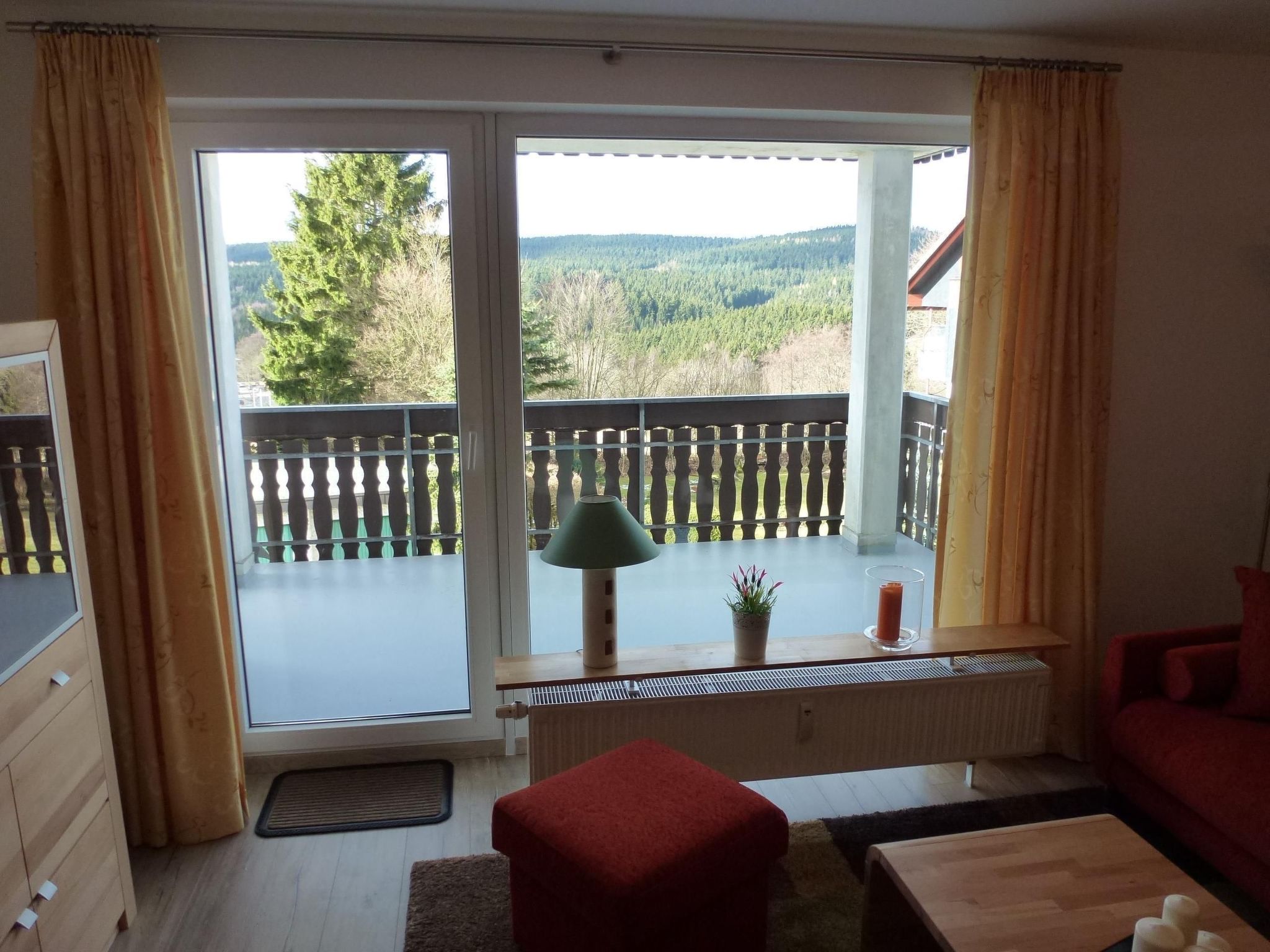 Mit Blick auf die Berge-Drinnen