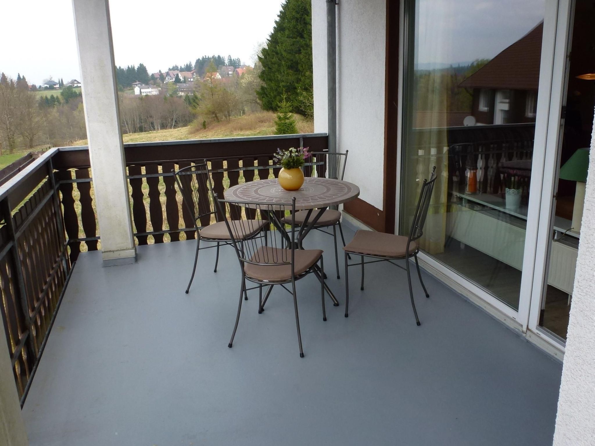 Mit Blick auf die Berge-Drinnen