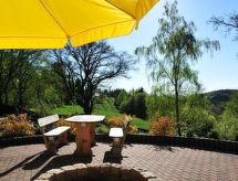 mit Garten und Spielplatznutzung