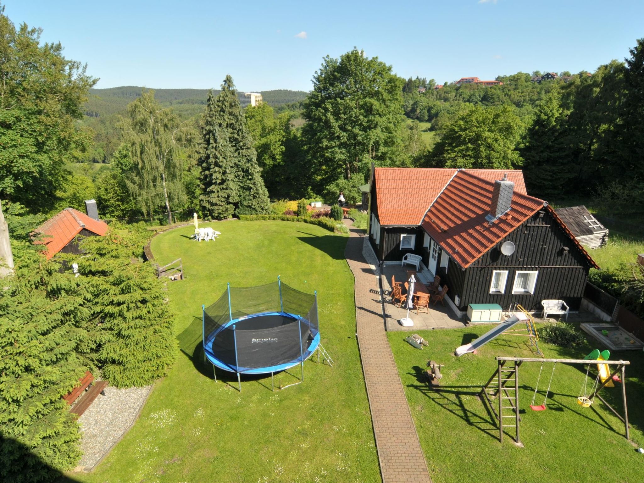 Mit Garten und Spielplatznutzung