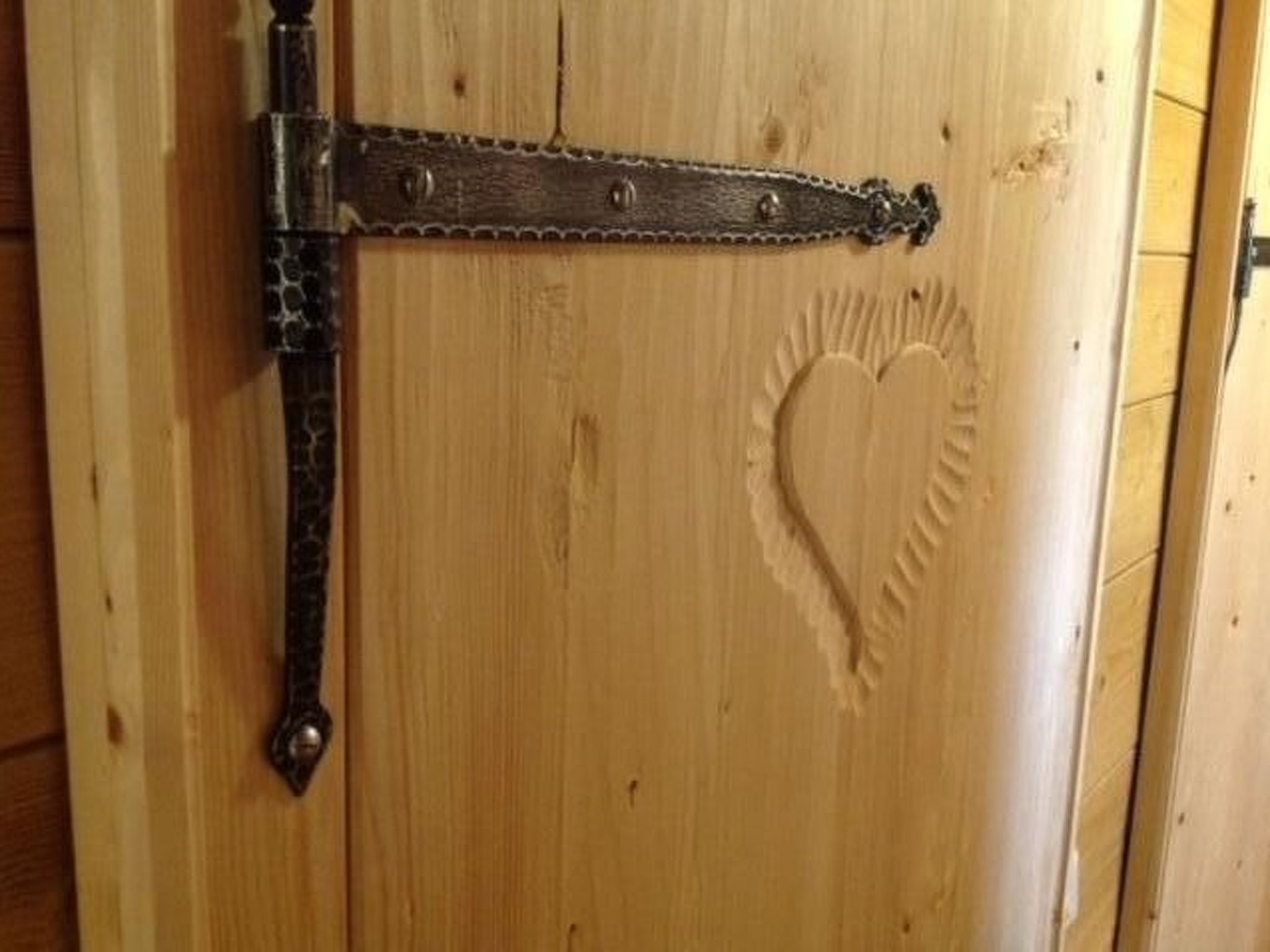 Urgemütliche Gruppenhütte mit Gartensauna-Drinnen