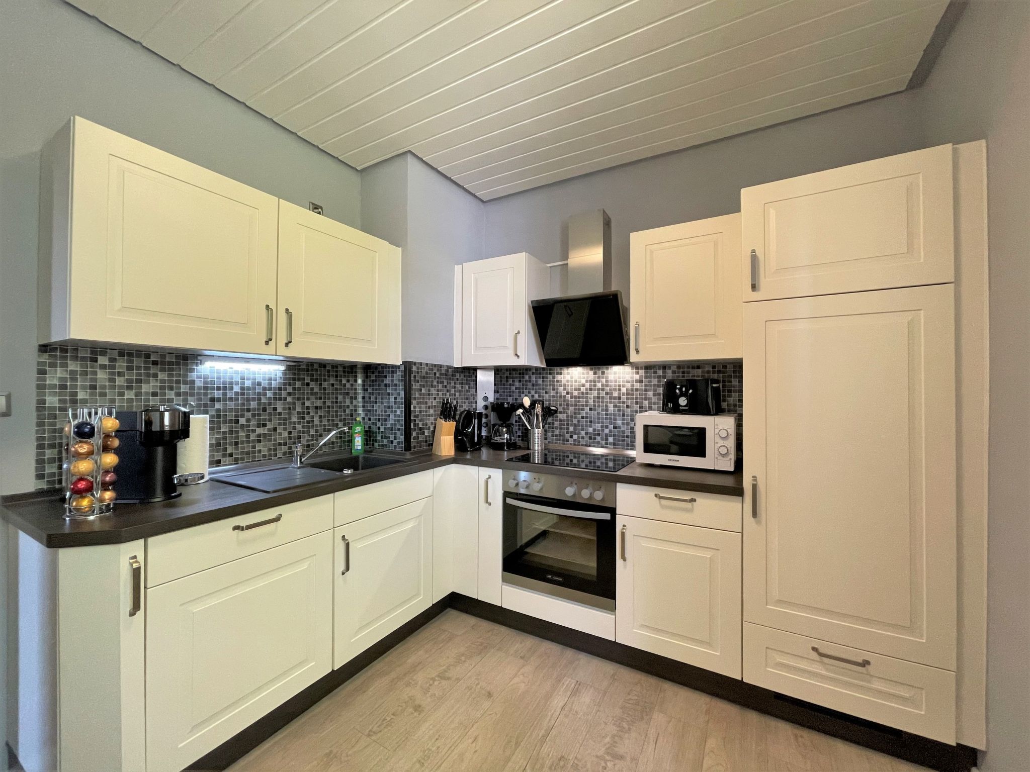 Modernes, gemütliches Ferienhaus mit Terrasse und Garten-Drinnen